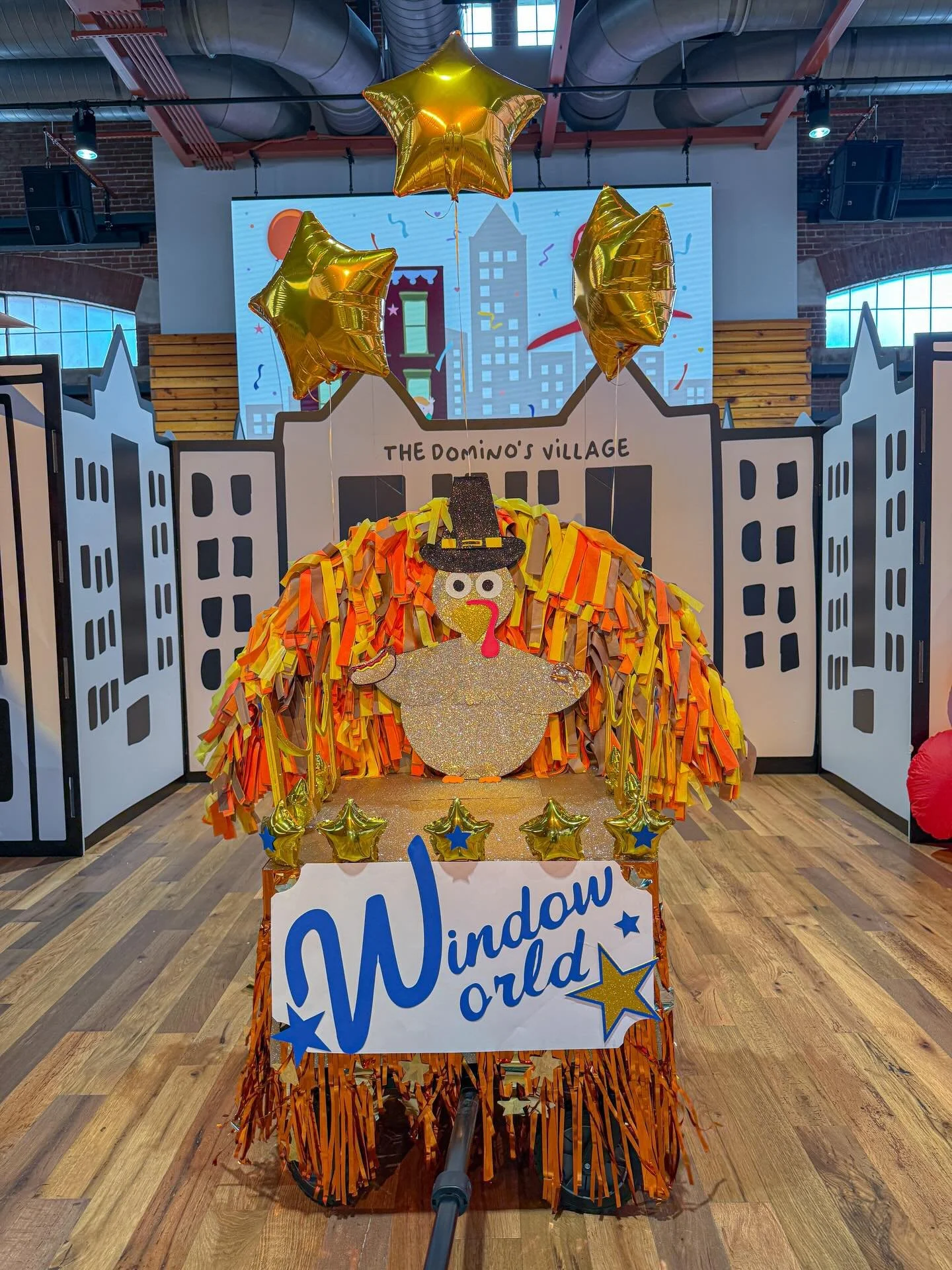 🦃 @stream__weaver made an entire mini float for the @stjude @windowworld Mini Macy&rsquo;s Thanksgiving parade. 😳 Make sure to zoom in on Tom Turkey&rsquo;s NYC details! 🌭🥨 #popculturememphis