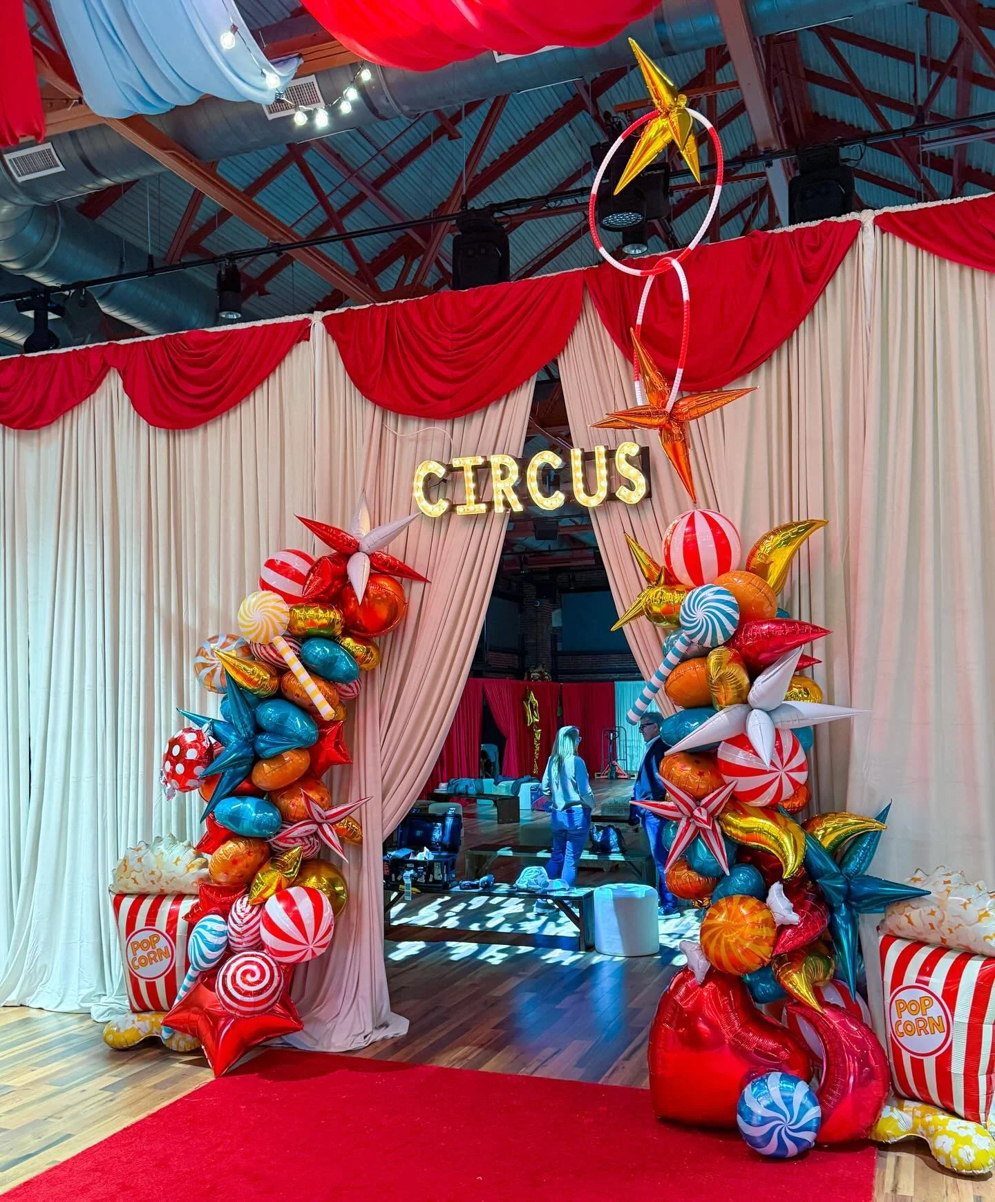 🎪 Just *some* of the details of our @todayshow @stjude circus! From hula hoops in the ceiling to stars on the pipe and drape, this was a three ring celebration! We&rsquo;ll post the cute streamers tomorrow! 🎪 #popculturememphis