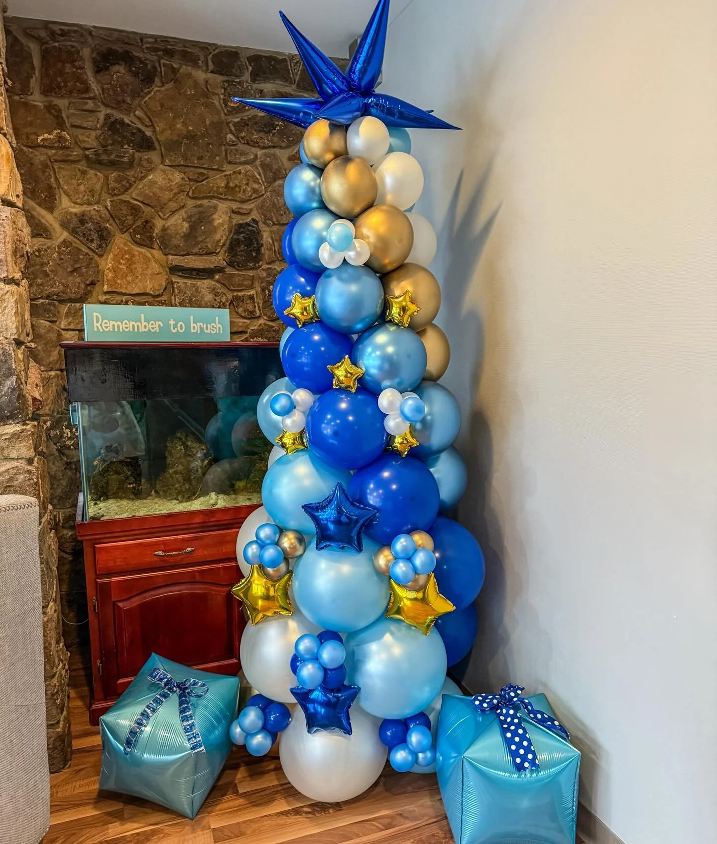 Oh (balloon) Christmas tree! It&rsquo;s the first one of the year! We&rsquo;ve got @damrondental all set for the holiday season! 🎄🎄🎄 #popculturememphis