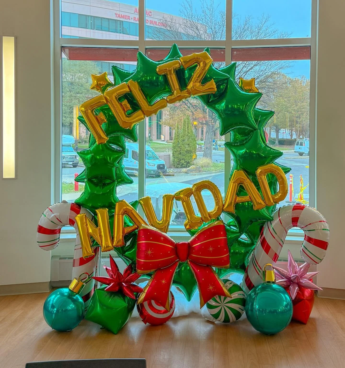 Feliz Navidad! It&rsquo;s an all foil balloon wreath! 🎄🎅🏻💃 #popculturememphis
