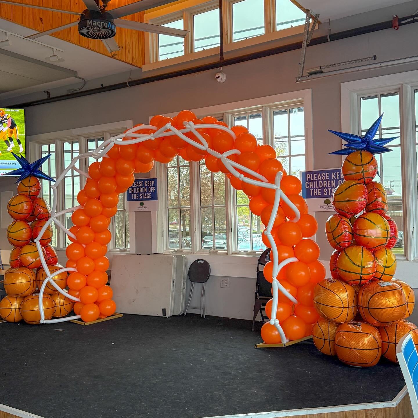 When it&rsquo;s Christmas but it&rsquo;s also @memphis_mbb Basketball season! 🏀⛹️&zwj;♂️Ⓜ️ @brookhaven_pub #popculturememphis