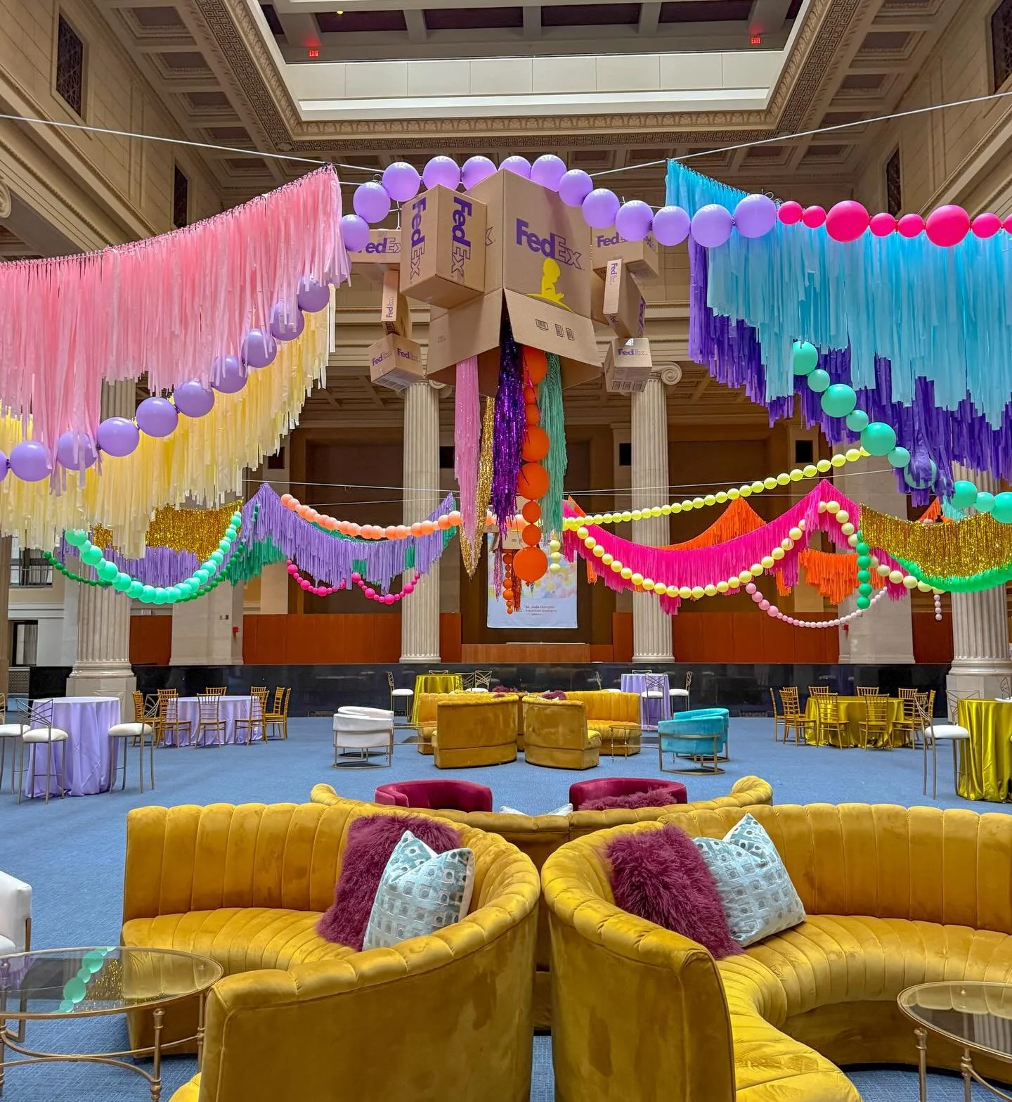 🩷 Dancing on the ceiling at @thecolumnsvenue 🩵 #popculturememphis @stream__weaver