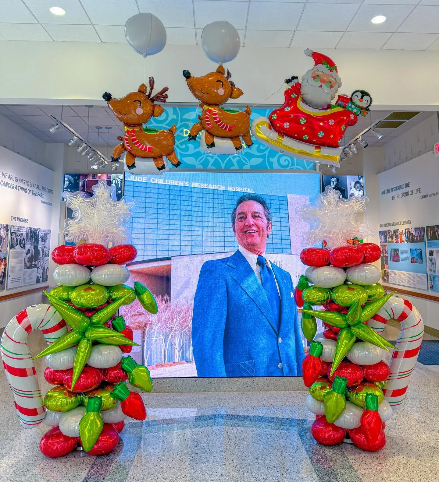 Santa Claus is coming to @stjude 🎅🏻🎁🎄#popculturememphis