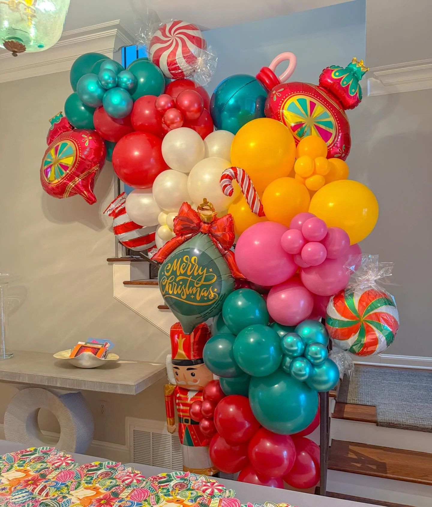 Retro inspired? Non-traditional colors? Gimme. 🎁🎁🎁
We love being inspired by fun paper products like these @hesterandcook placemats! #popculturememphis