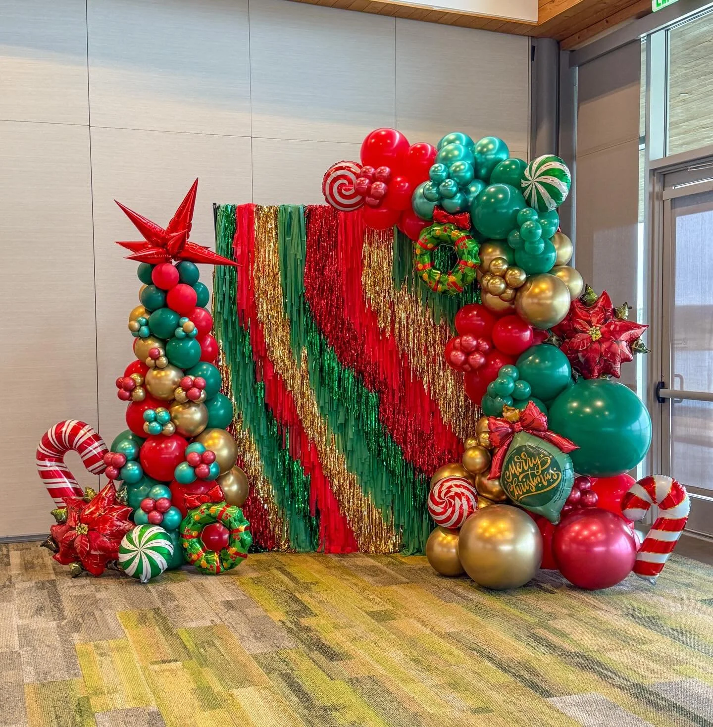 The reel is going crazy so here are the pics of this gorgeous streamer wall in classic Christmas colors! Have a Merry Christmas! We will see you at NYE! 🎁🎄🎅 #popculturememphis @stream__weaver