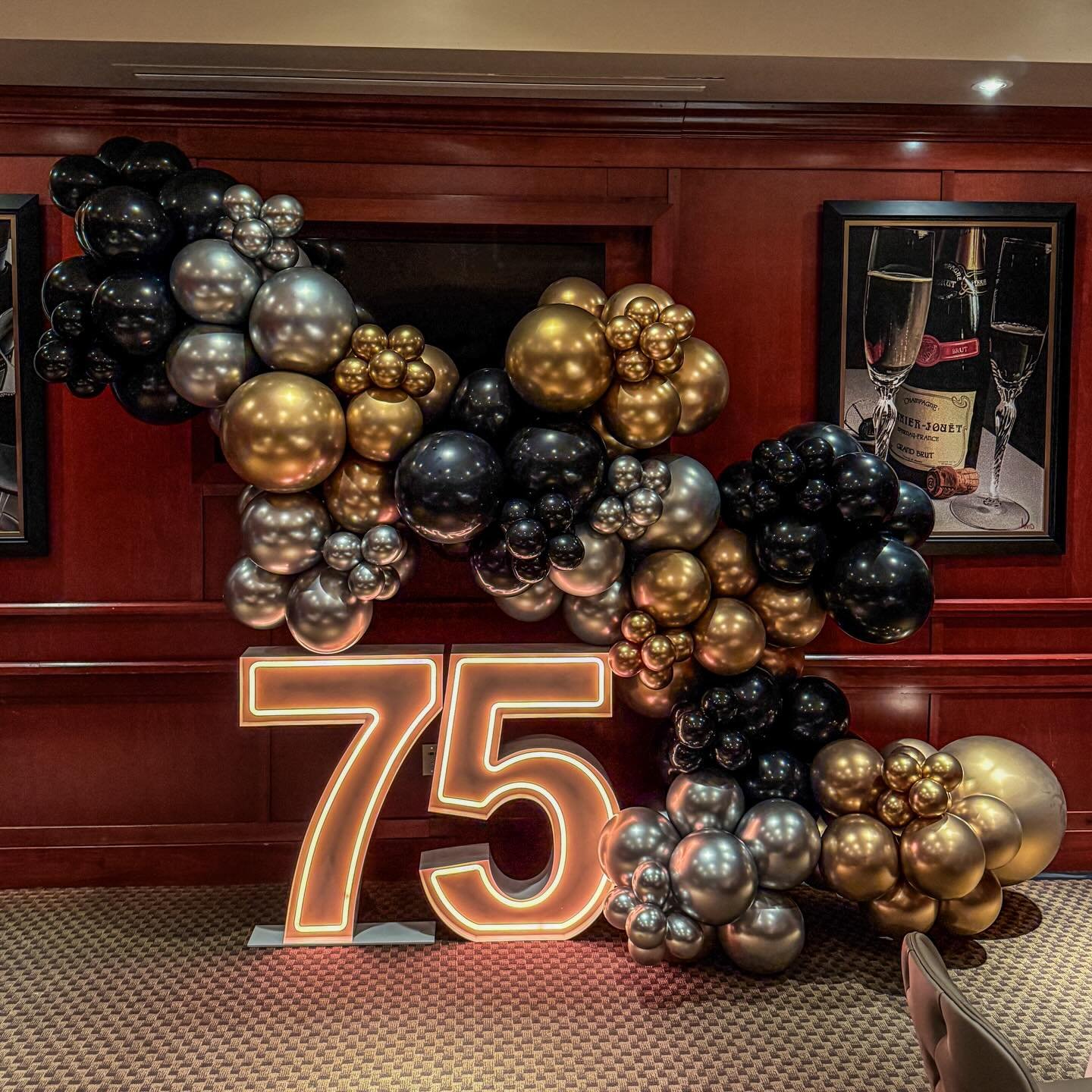 🖤 A stunner for Seventy Five! 🖤 @ledmarquee_memphis @flemingssteakhouse #popculturememphis