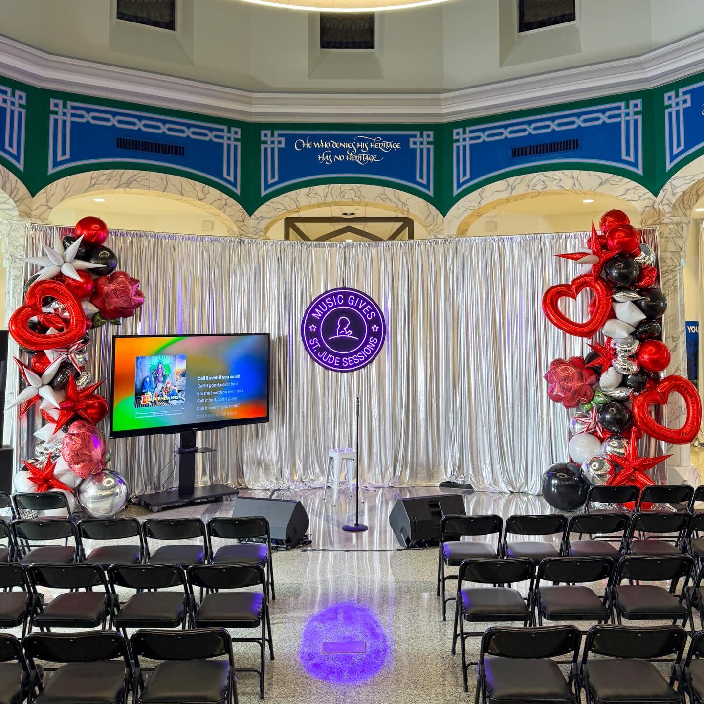 ❤️ 🖤 Valentine&rsquo;s Day is coming soon! But we painted the roses red for this Queen of Hearts themed garland for @kyliecantrall &lsquo;s visit to @stjude ❤️🖤 #popculturememphis