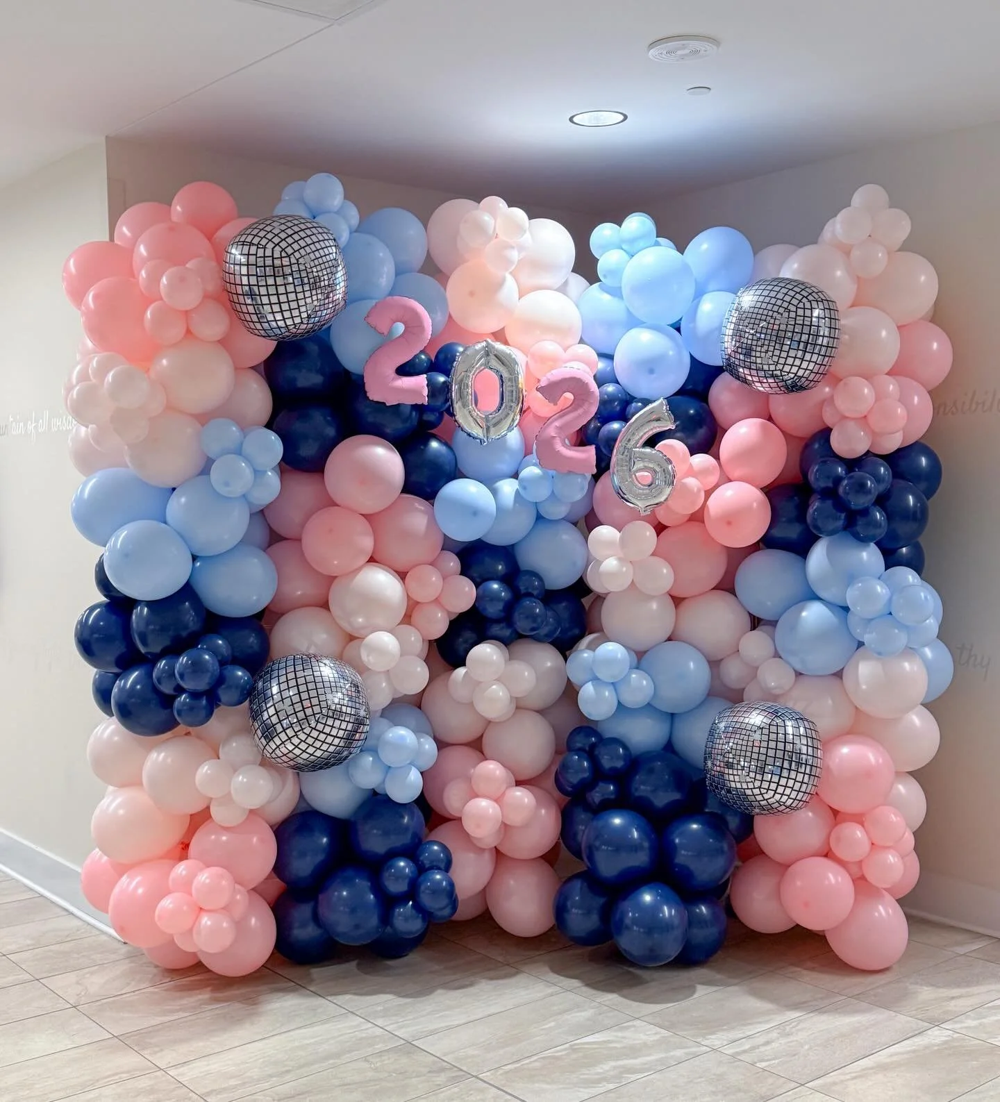 🩷💙 A preppy moment for @stmarysepiscopalschool Fathers Daughter Dance 🩷💙 It&rsquo;s been a minute since we&rsquo;ve done a full wall. They are always a perfect backdrop for photos! #popculturememphis