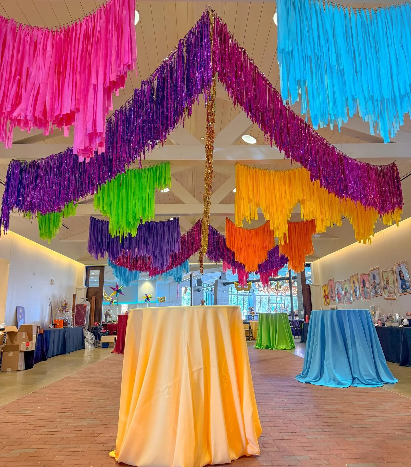 Carnivale means 🩷C🧡O💛L💚O💙R! Did you miss this streamer aerial from last night&rsquo;s @bodineschool Bash? Scroll back in our feed to see the whole thing! #popculturememphis @stream__weaver