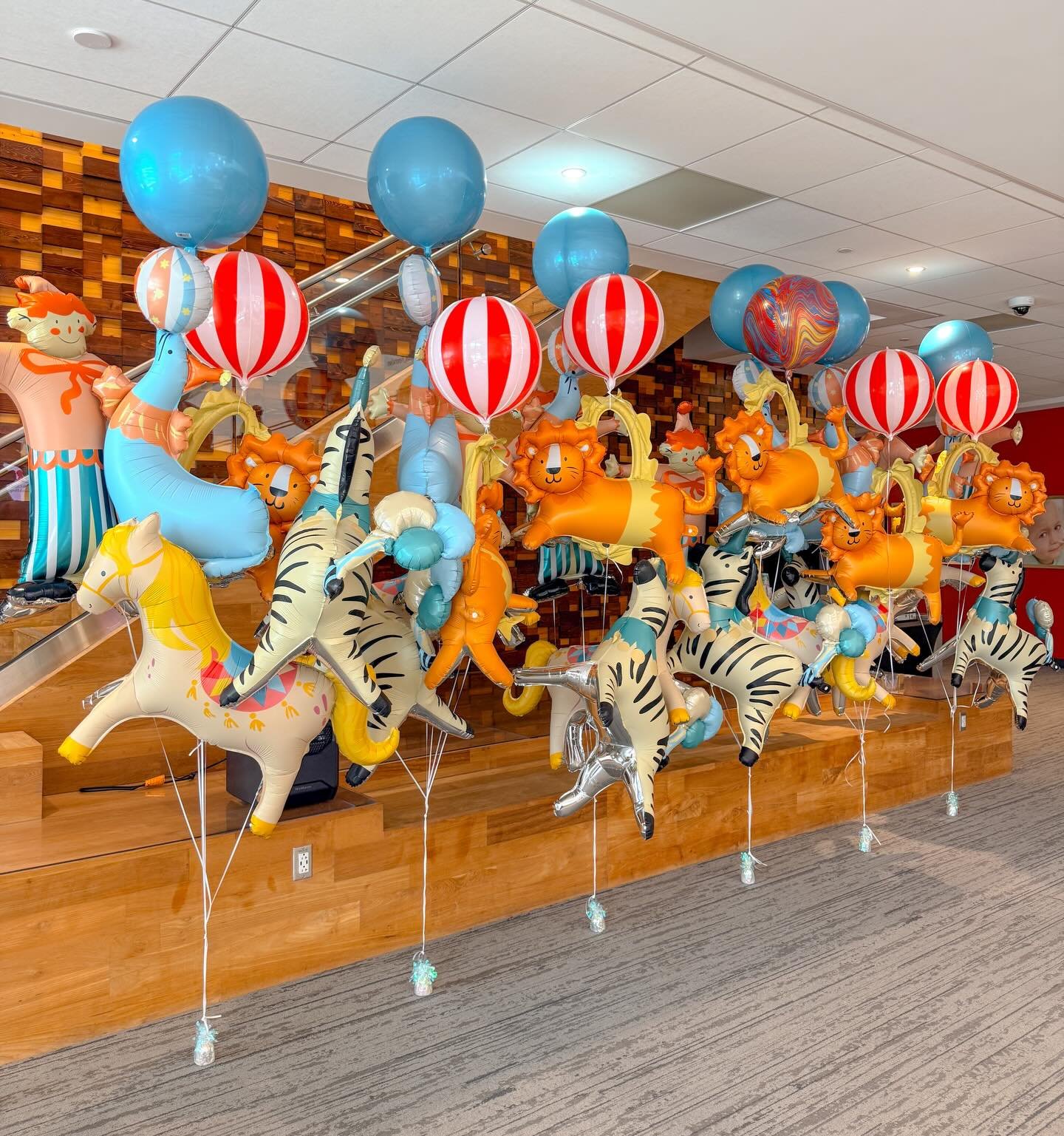 🎪 We love the vintage feel of these circus heliums! Want to know a secret on how to get balloons to float that are too heavy with paint or too small to put enough helium in them for lift? Attach a cute orb to the top and they&rsquo;ll float for week