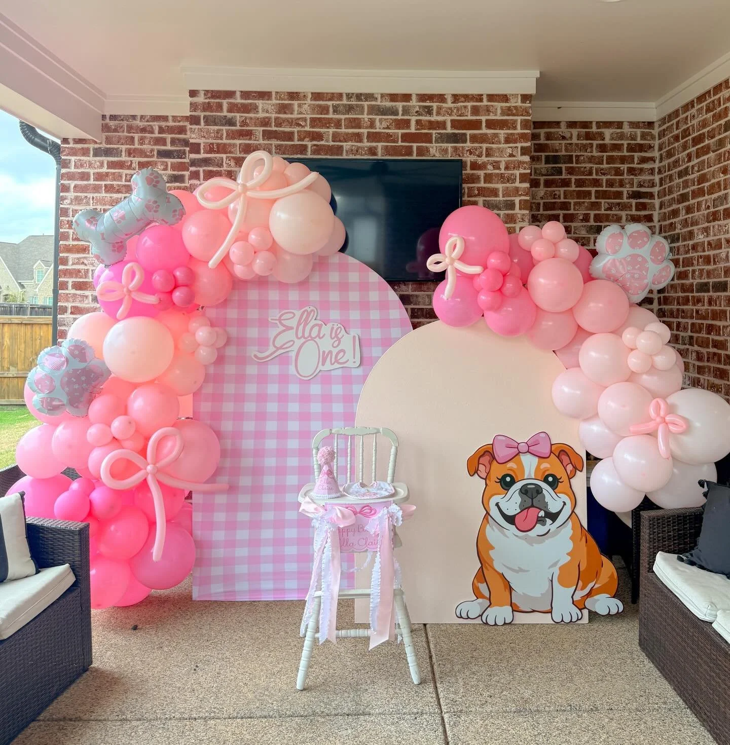 Bulldogs and Bows for Ella Claire&rsquo;s sweet 1st birthday 🎀🐶🎀🐶🎀🐶 Special appearance by big sister Lulu. #popculturememphis