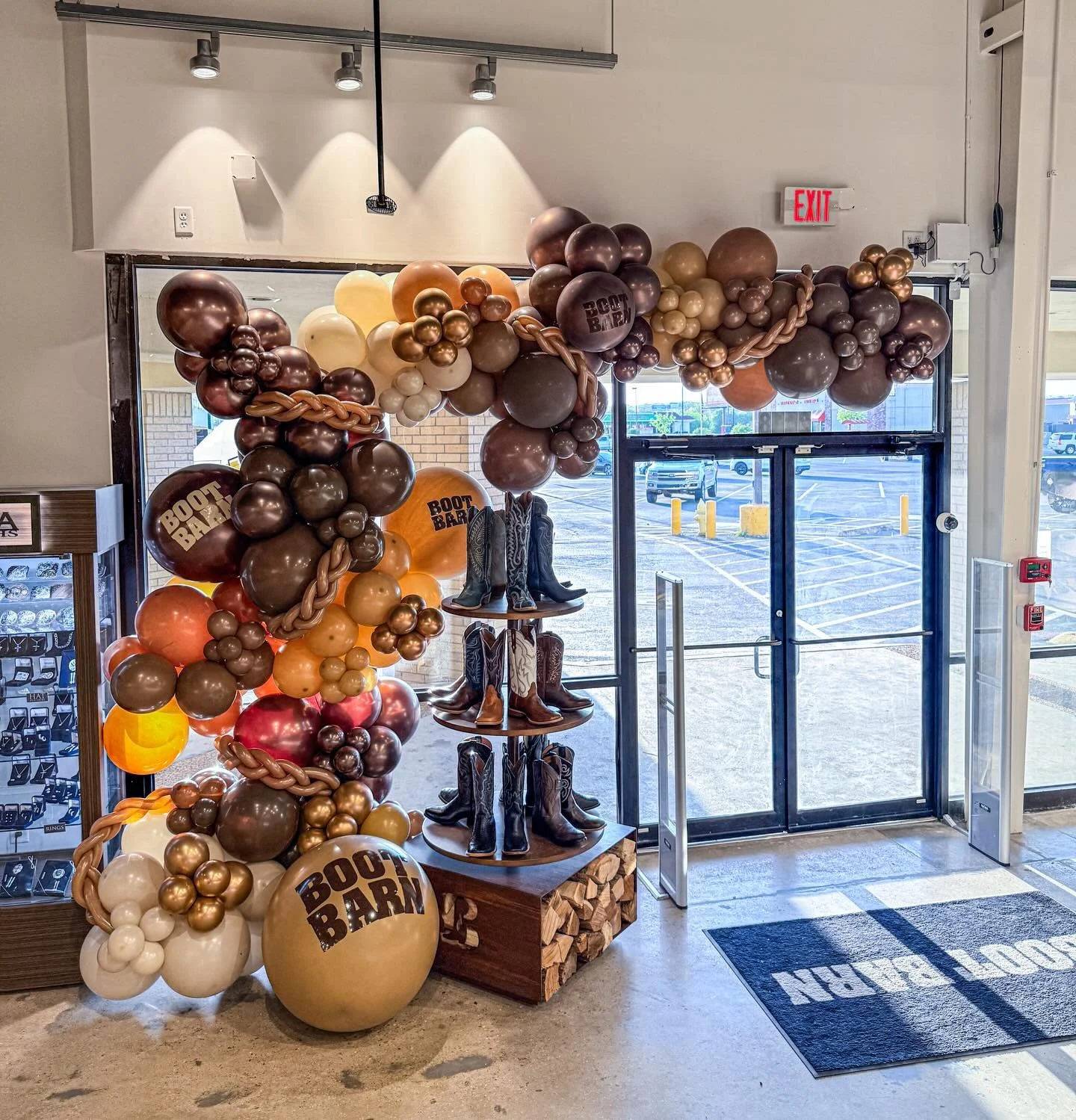 👢 Boot Scoot boogie with the new @boot_barn_official in Jonesboro. 👢 #popculturememphis