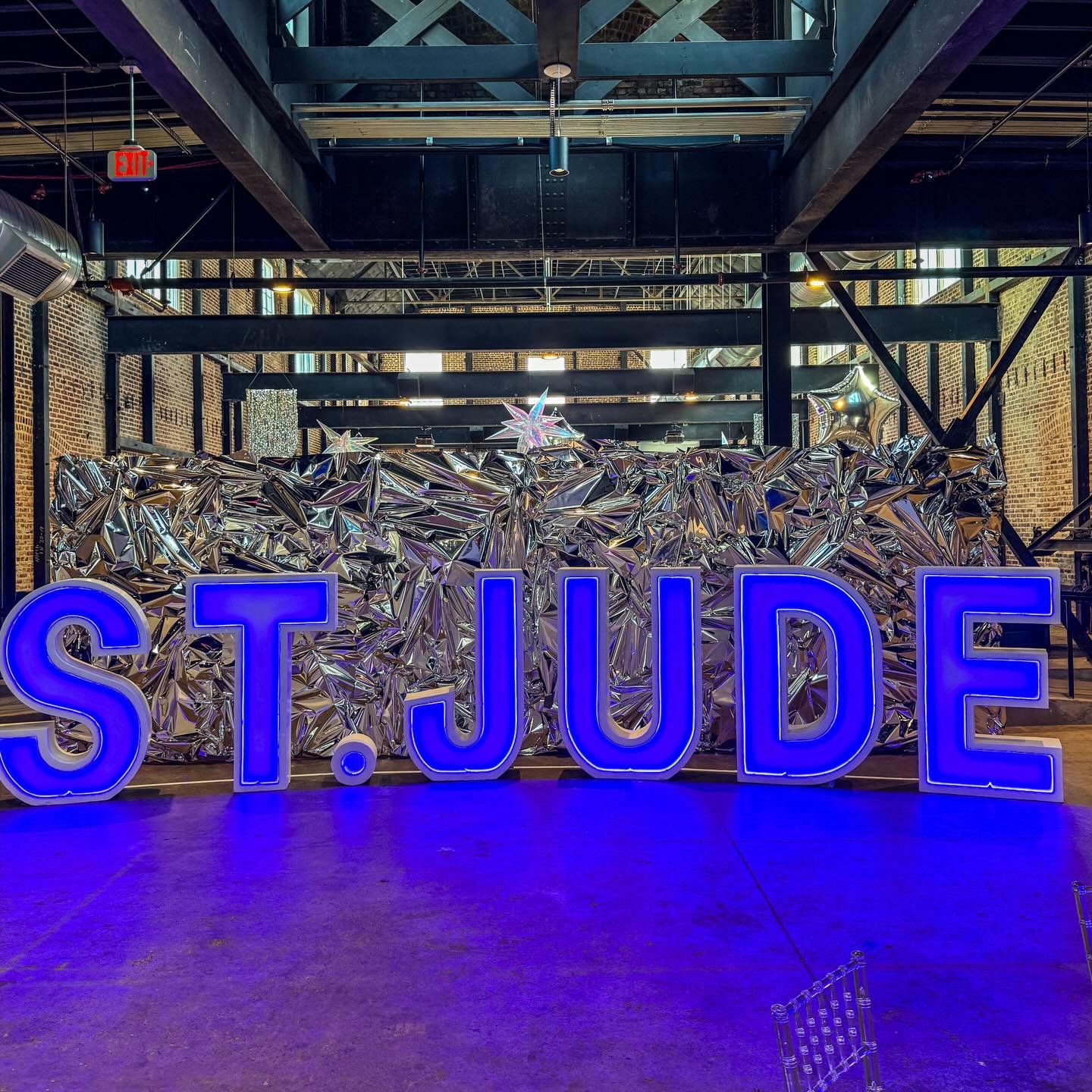 🪩 448 square feet of mylar foil wall? You got it. This is your reminder that we are more than just balloons! We&rsquo;ve been making bespoke party decor and activations  for YEARS. Want us to make something for you? Link in profile! 🪩 #popcultureme