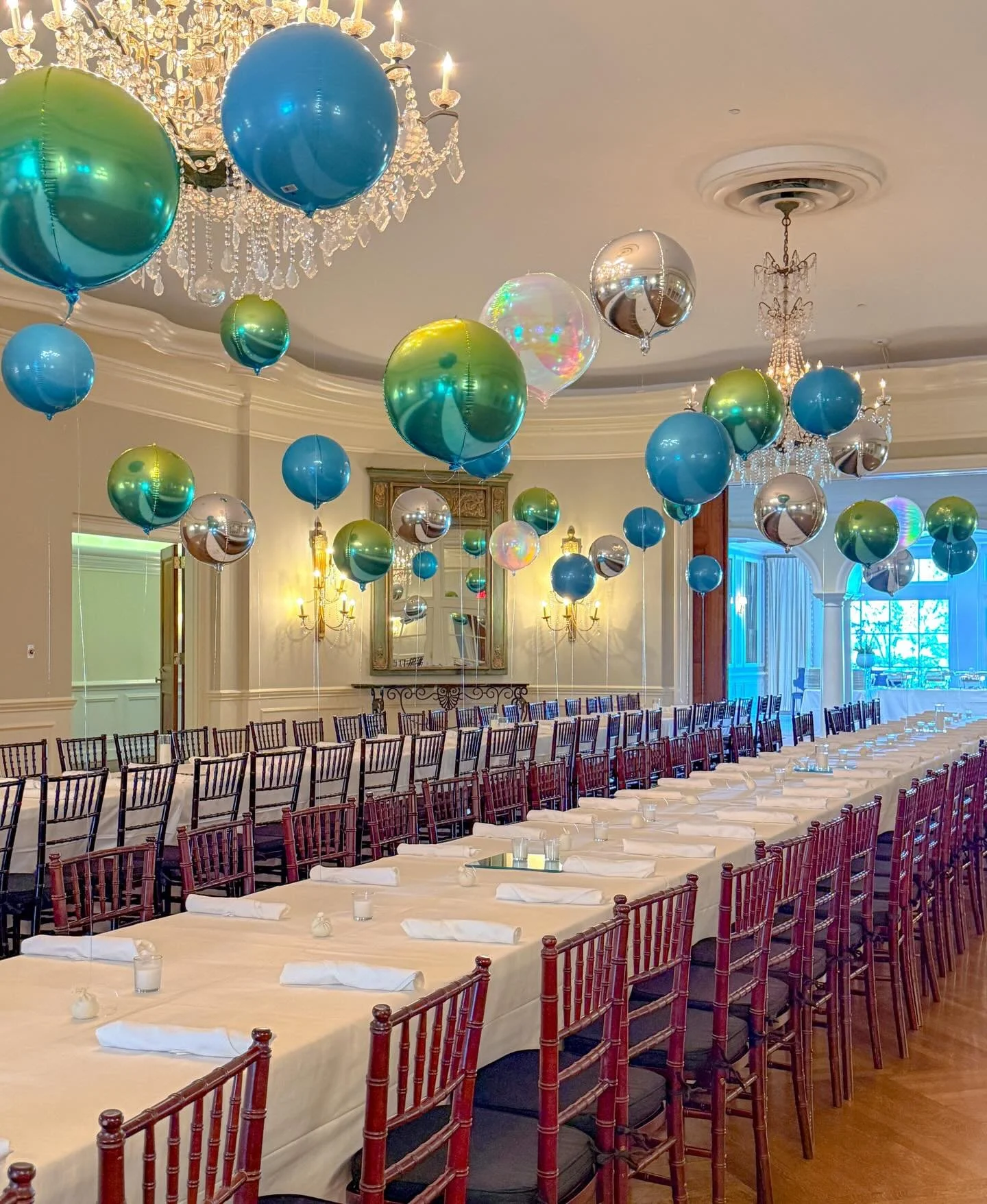 Balloons can be ✨elegant✨. These helium orbz brought the ✨eleganza✨ to pre-prom for the Hutchison freshmen!