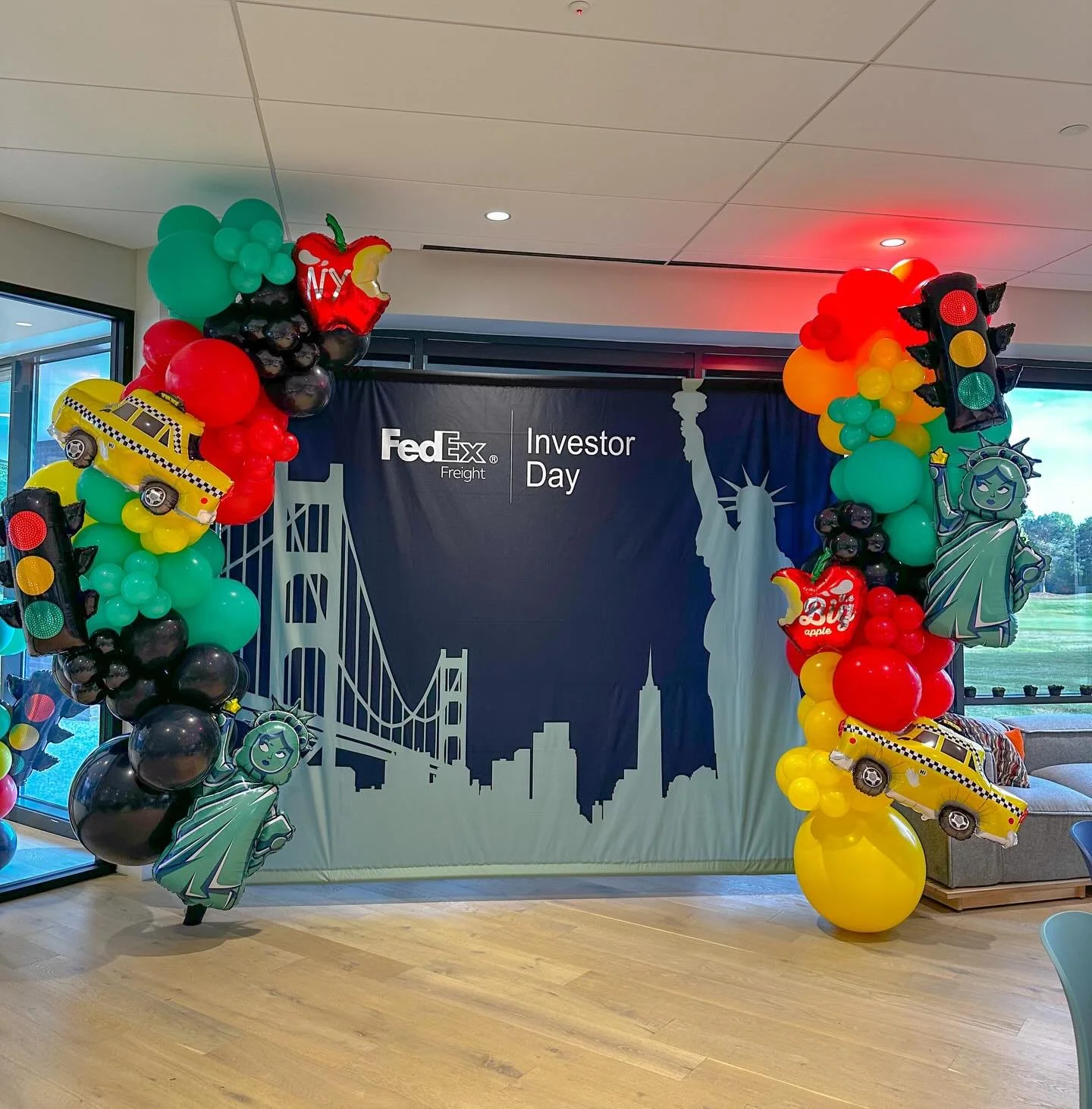 🚕🏙️🚦🍎 It&rsquo;s up to you NEW YORK, NEW YORK! 🚕🏙️🍎🚦 #popculturememphis