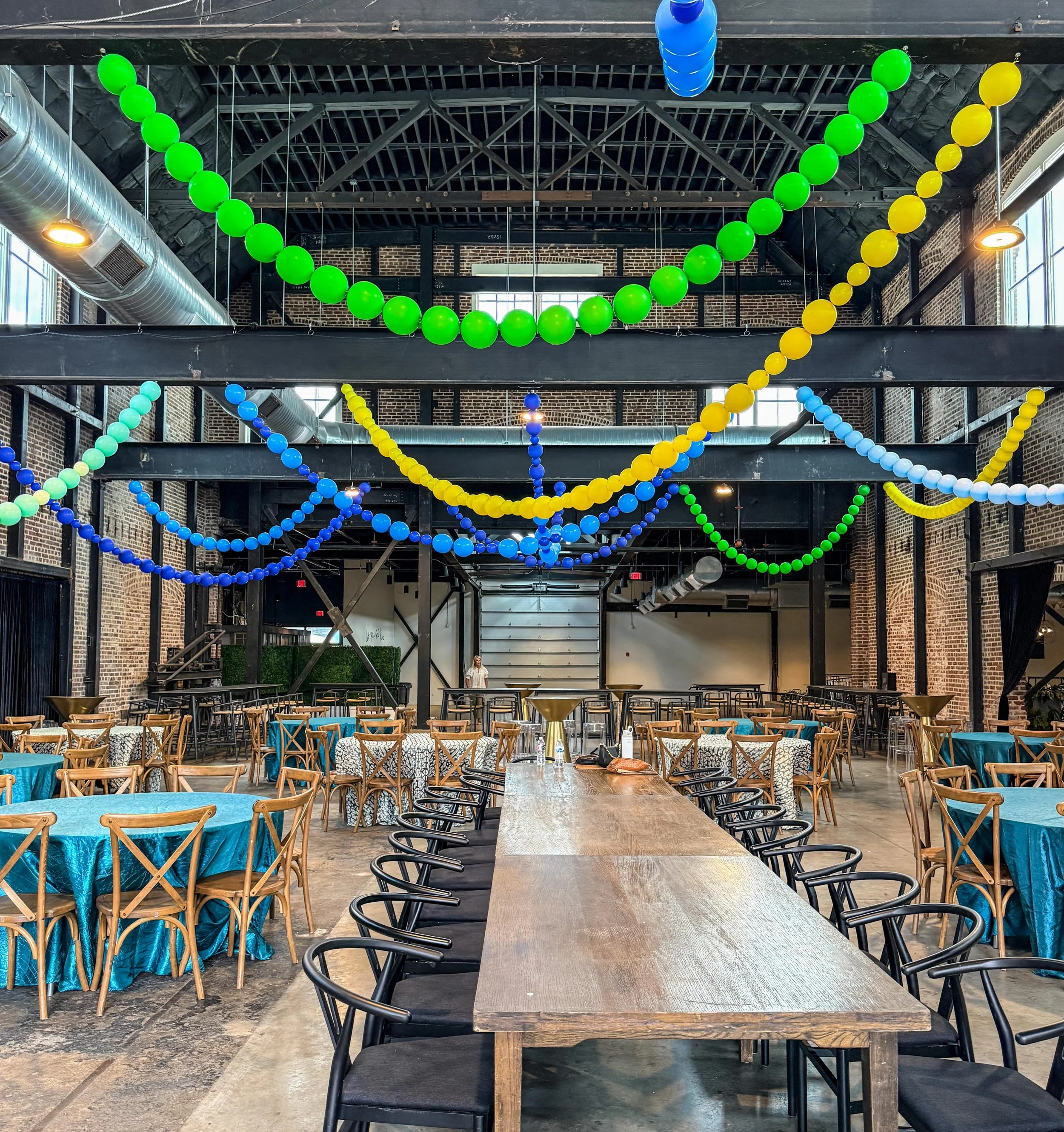 🩵 Draped in links for Dishes for Wishes with @makeawishmidsouth at @thekentmemphis 💙  Fun fact- this only took us around 30 minutes with our @clikclikcompany pole! #popculturememphis