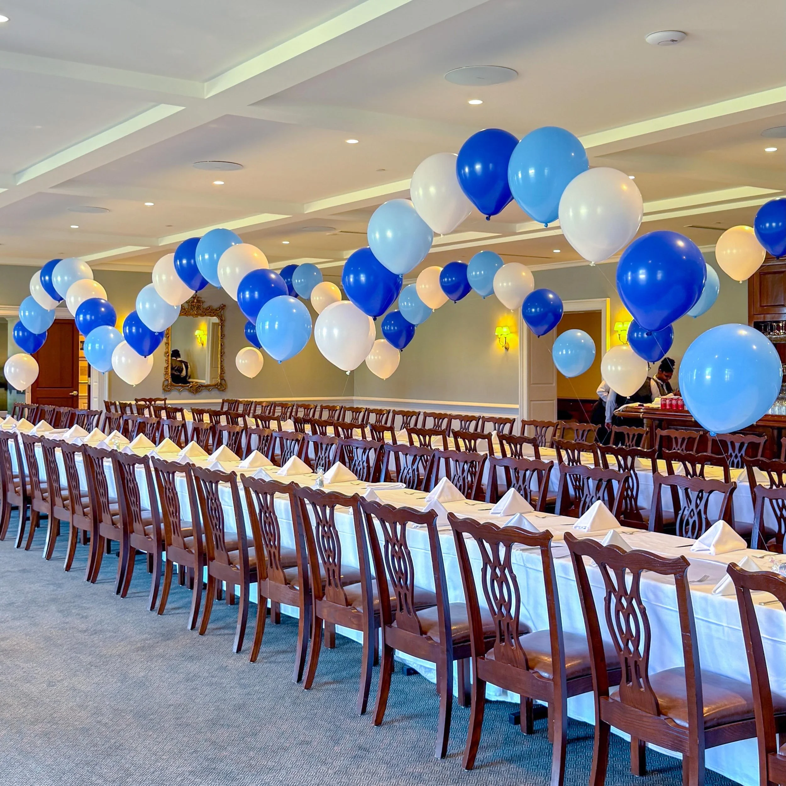 💙 We love the scalloped look of these string of pearls helium arches. A simple, yet impactful way to bring color and height to long tables. It&rsquo;s all one continuous piece of line that we weighted at 2 spots to create the scallop look 🩵  #popcu