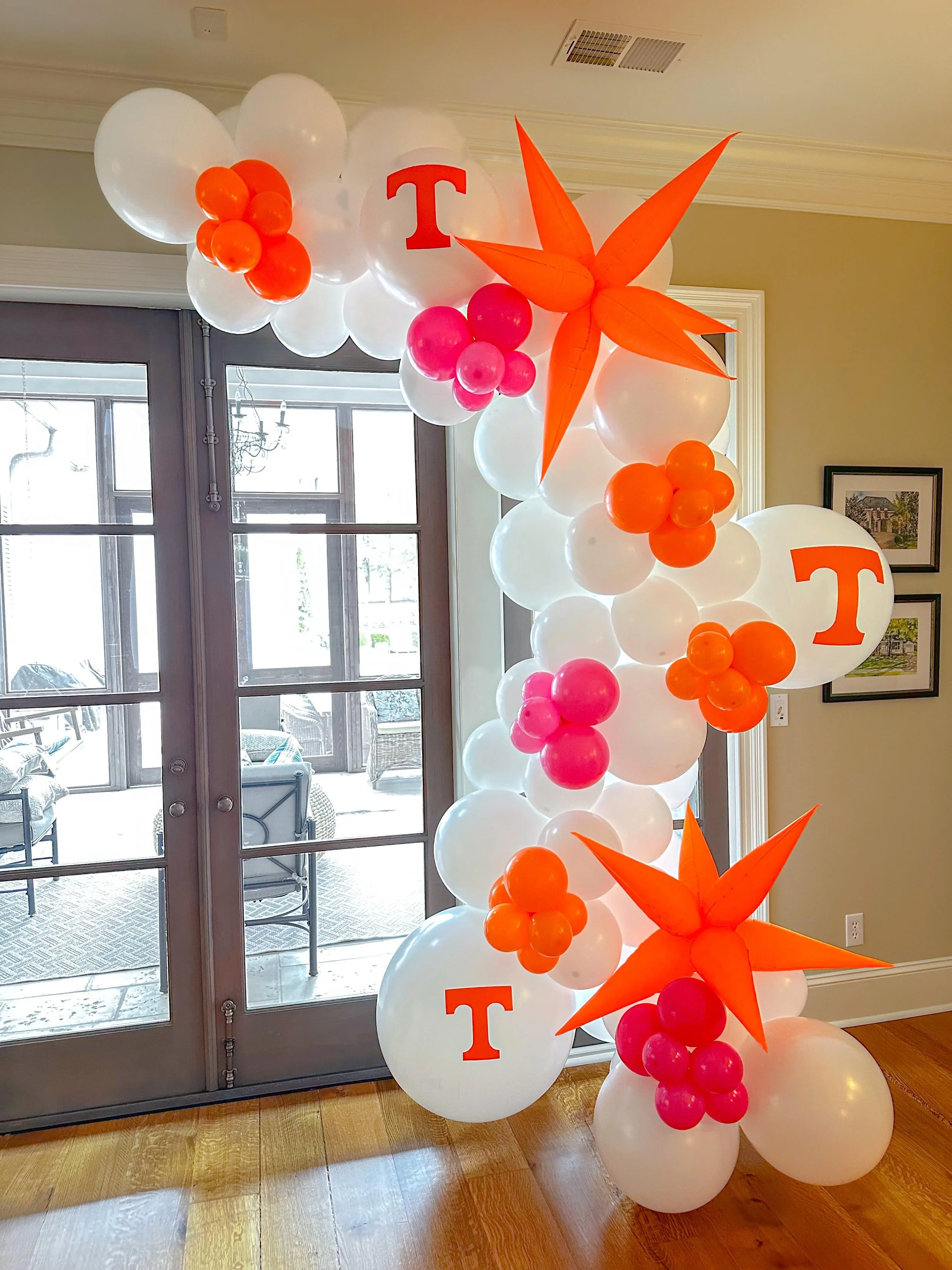 Rocky Top Roundup! 🧡🎓 You know it&rsquo;s grad season when we&rsquo;ve got nonstop orange balloons. #popculturememphis