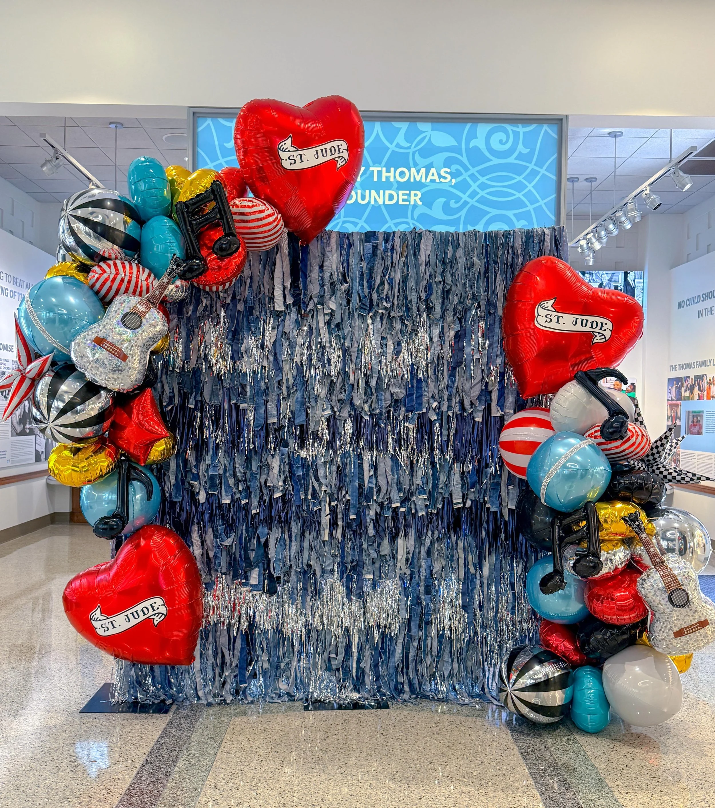 Can you guess the music artist for this visit at @stjude ? Tattoos and blue jeans meant our denim streamer wall was back for another appearance! This blue jean baby is made of 100% thrifted and recycled denim 👖♻️ and perfect for a ton of themes!  #p