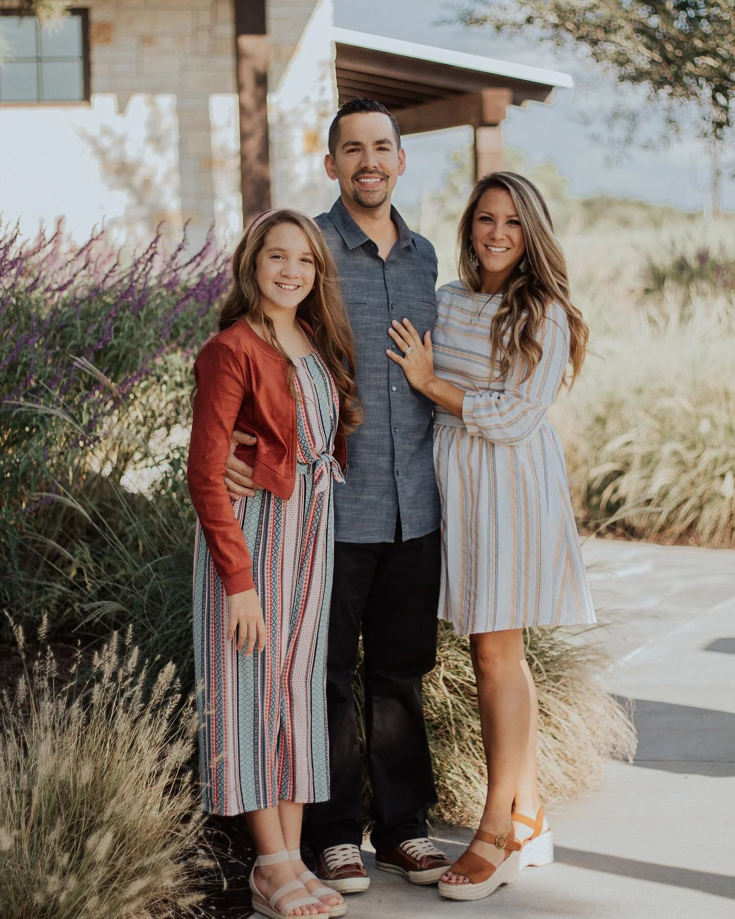 This family. They were SO sweet! And the day was so perfect. Want a chance to win a shoot to update your family photos? Check out my latest reel for all the deets! ⭐️