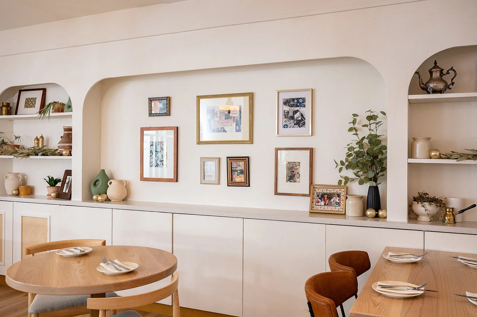 Tabule Oakville dining nook with built-in display shelving, framed artwork, and soft natural light