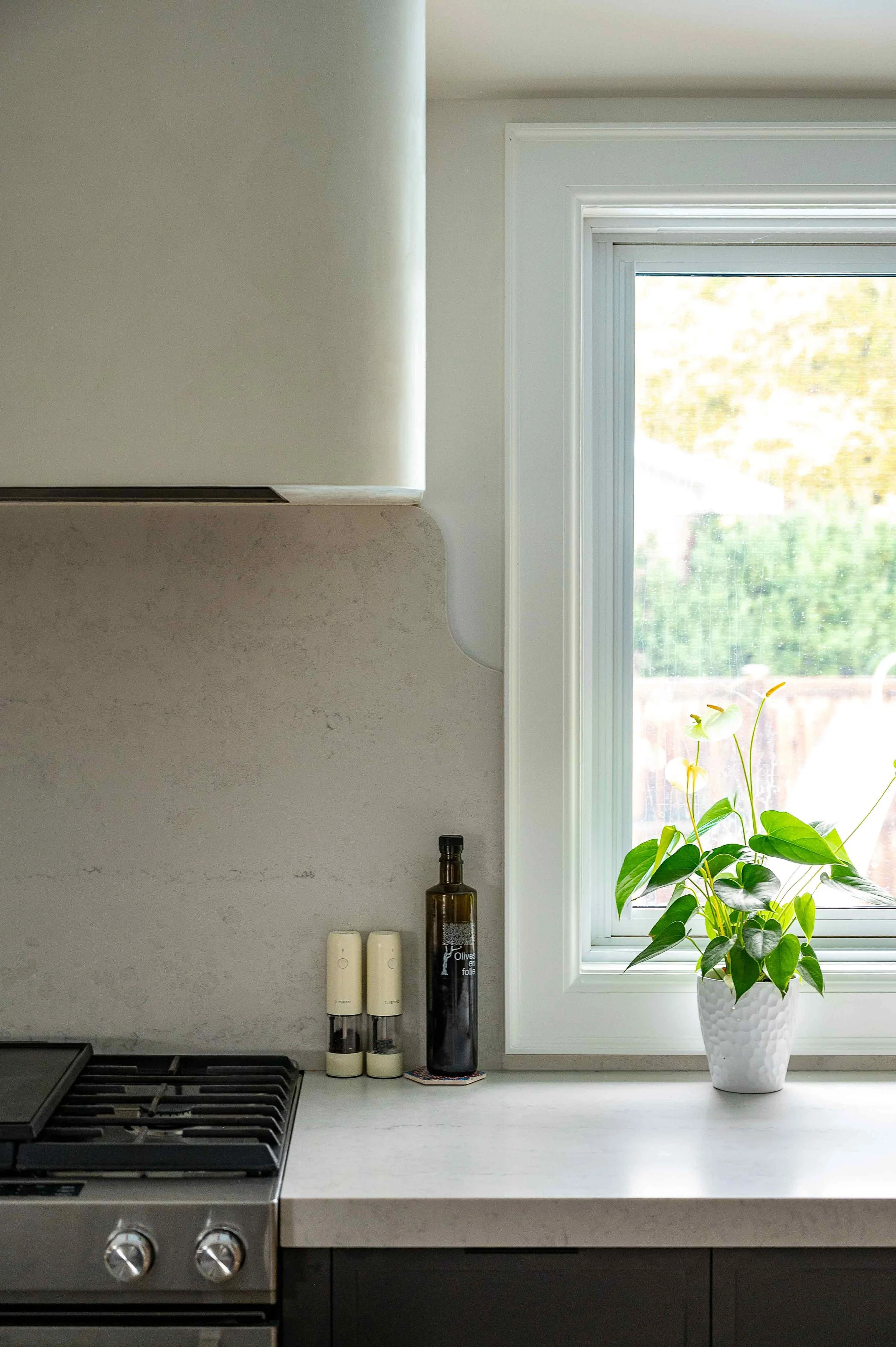 curved plasted hood and curved stone backsplash detail
