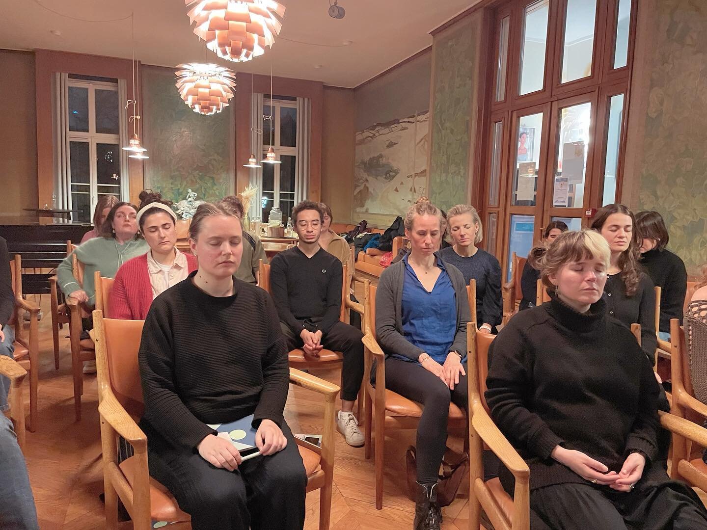 Mercredi soir dernier, j&rsquo;ai eu la chance et le plaisir d&rsquo;animer un atelier de meditation pour la @fondation_danoise pour le r&eacute;seau professionnel Dj&oslash;f. On &eacute;tait dans une salle sublime avec une trentaine de participants