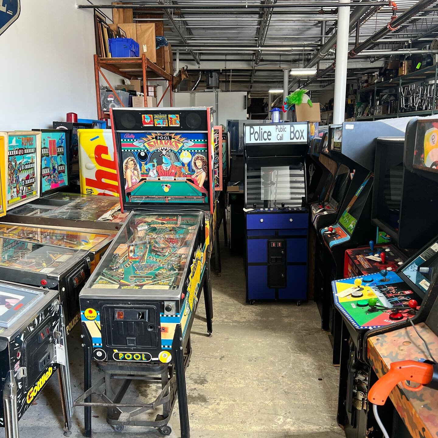 Who&rsquo;s excited for TONIGHT?!? 6pm ET - Live, online bidding begins for our March Gameroom &amp; Advertising Auction. Don&rsquo;t miss out -  link in bio to register and bid NOW 🤩
.
#arcadegames #vintageadvertisingsigns #pinballmachines #jukebox