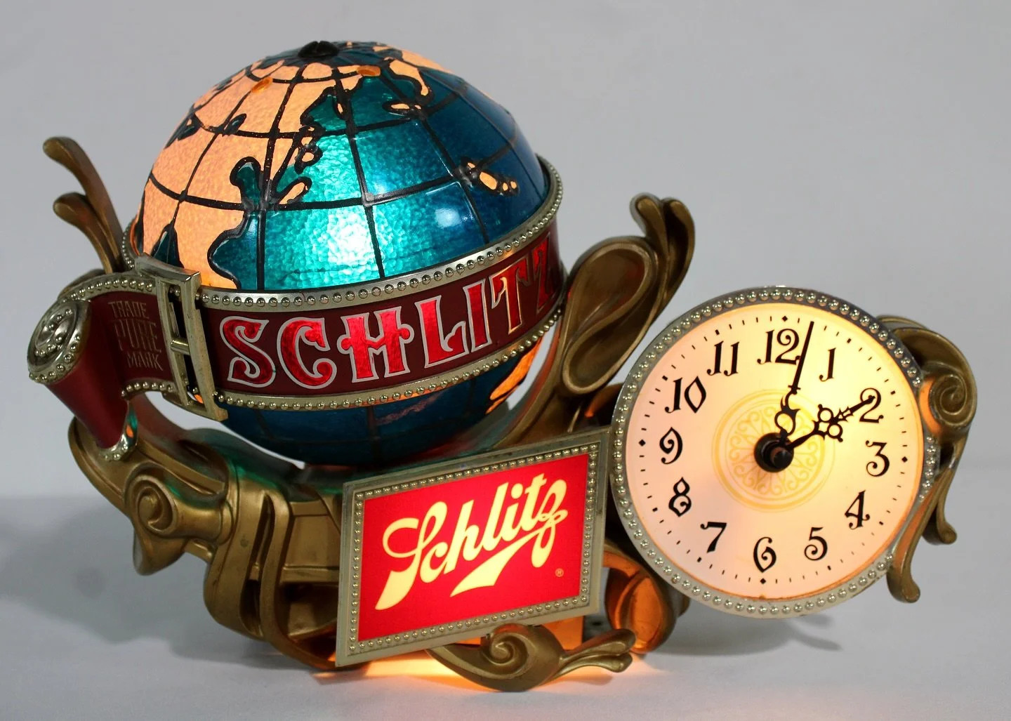 Friday cheers 🍻 our September Auction is coming soon! 
#breweriana #brewerianacollectors #nattyboh #schlitz #hamms  #vintageadvertising