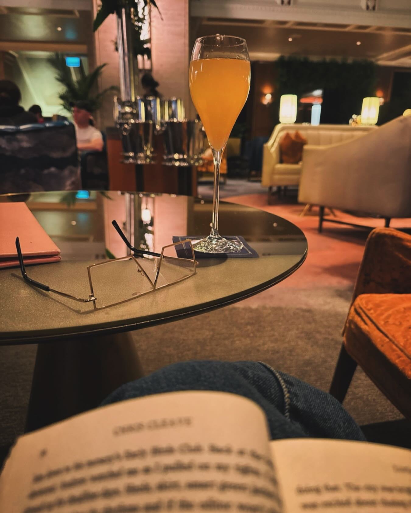 When life gives you lemons (30+cm of snow) you grab a book, your new glasses and make a gosh darn grapefruit mimosa 🥂 

Leaning into a quick little work getaway at @fairmontroyalyork with Mumsy and @brunochaussignand 👓 

Did we book an extra night 