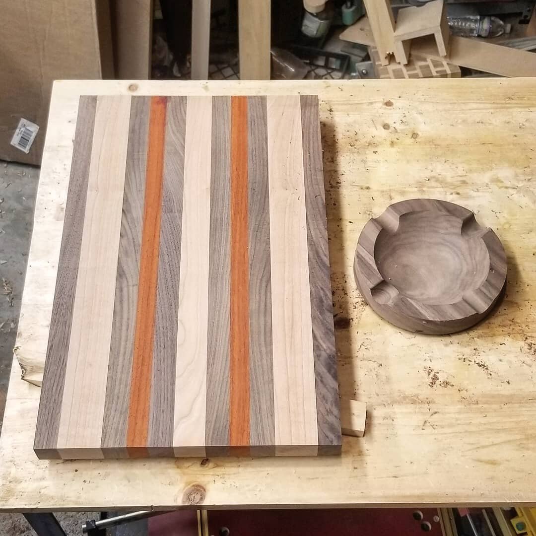 Wrapping up two projects, a huge 14x22 cutting board and a solid walnut ashtray. Should be a good weekend!
.
#cuttingboard #servingboard #charcuterieboard #cheeseboard #ashtray #cigars #cigaraficionado #woodworking #woodcraft #crafts #etsy #handmade 