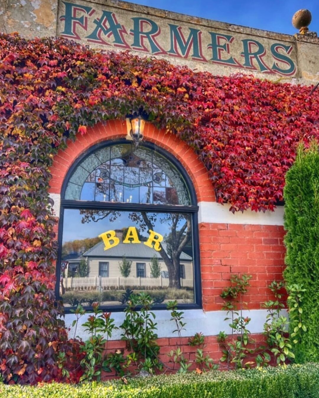 Farmers Arms Hotel in all its Autumn beauty&hellip;just stunning! 😍🍁🍂
Captured by our beautiful customers @deb_o83 &amp; @beckwalkerr 🥰

.
.
.
.
.
.
#beergarden #daylesford #discoverdaylesford #daylesfordmacedonlife #daylesfordmacedonranges #pub 