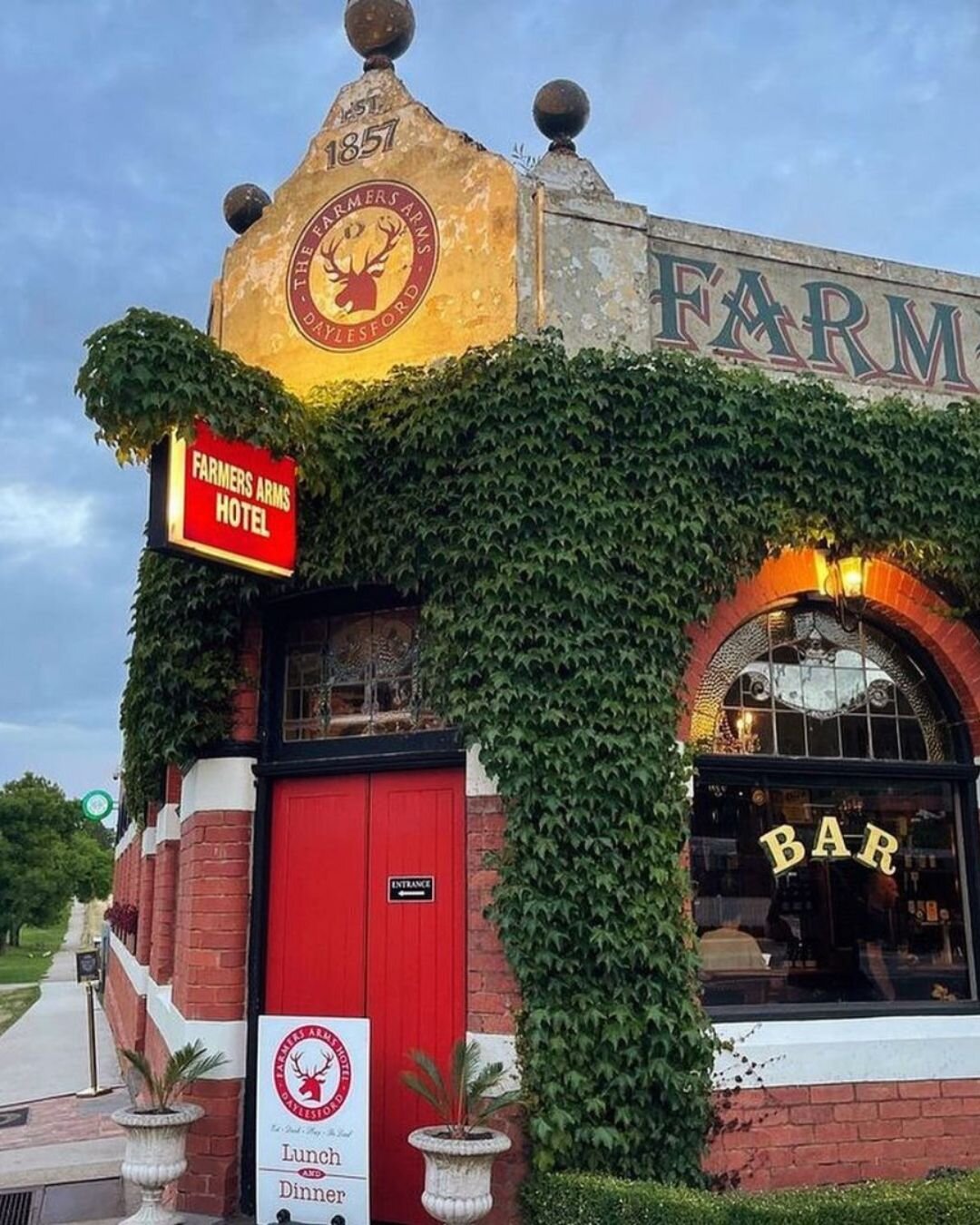 Moments at Farmers Arms Hotel, captured by our beautiful customers! ❤️🥰

📸 by @iam.lauracole &amp; @sarahfitz_

.
.
.
.
.
#beergarden #daylesford #discoverdaylesford #daylesfordmacedonlife #daylesfordmacedonranges #pub #victoria #regionalvictoria #
