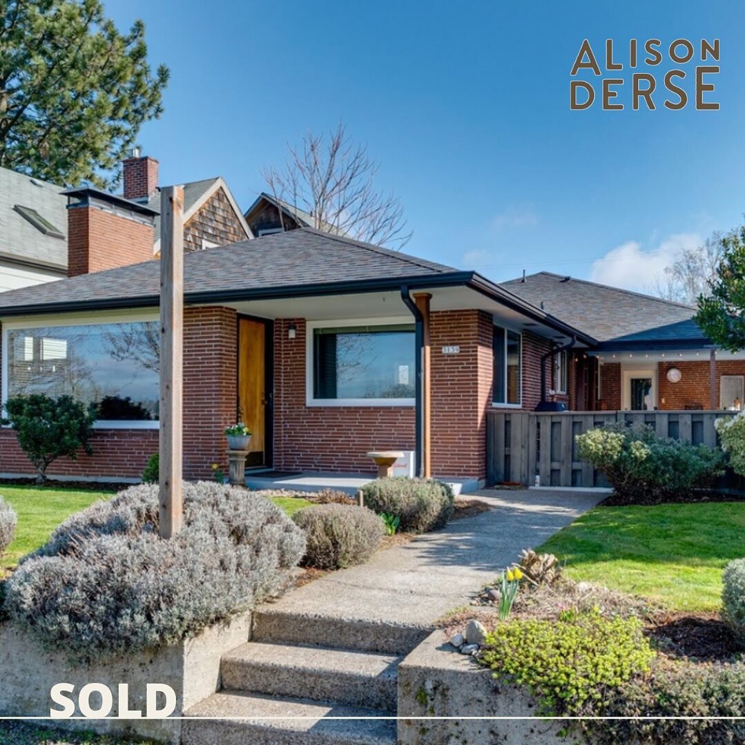 Just Sold: We beat 8 other offers to score this authentic 1962 mid-century ranch in the very coveted Arbor Lodge Bluffs (unobstructed views + major 🦮🏃🏼&zwj;♀️🚴greenway + fun nearby commerce, walkable to the Peninsula Park and Arbor Lodge Park&hel