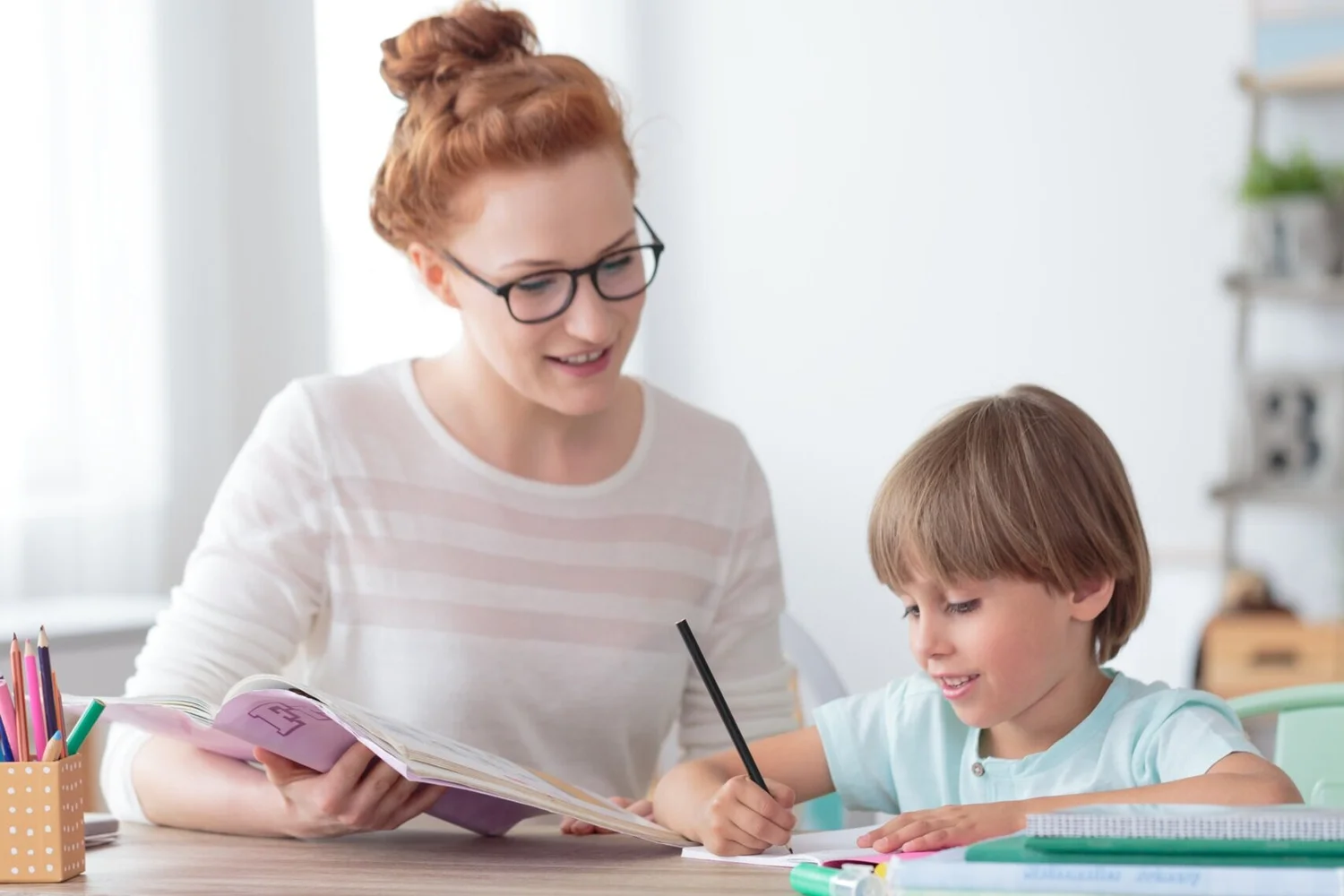 Учитель на уроке иностранного языка. English teacher for kids. Афроамериканцы для презентации. Учитель. They teach their.