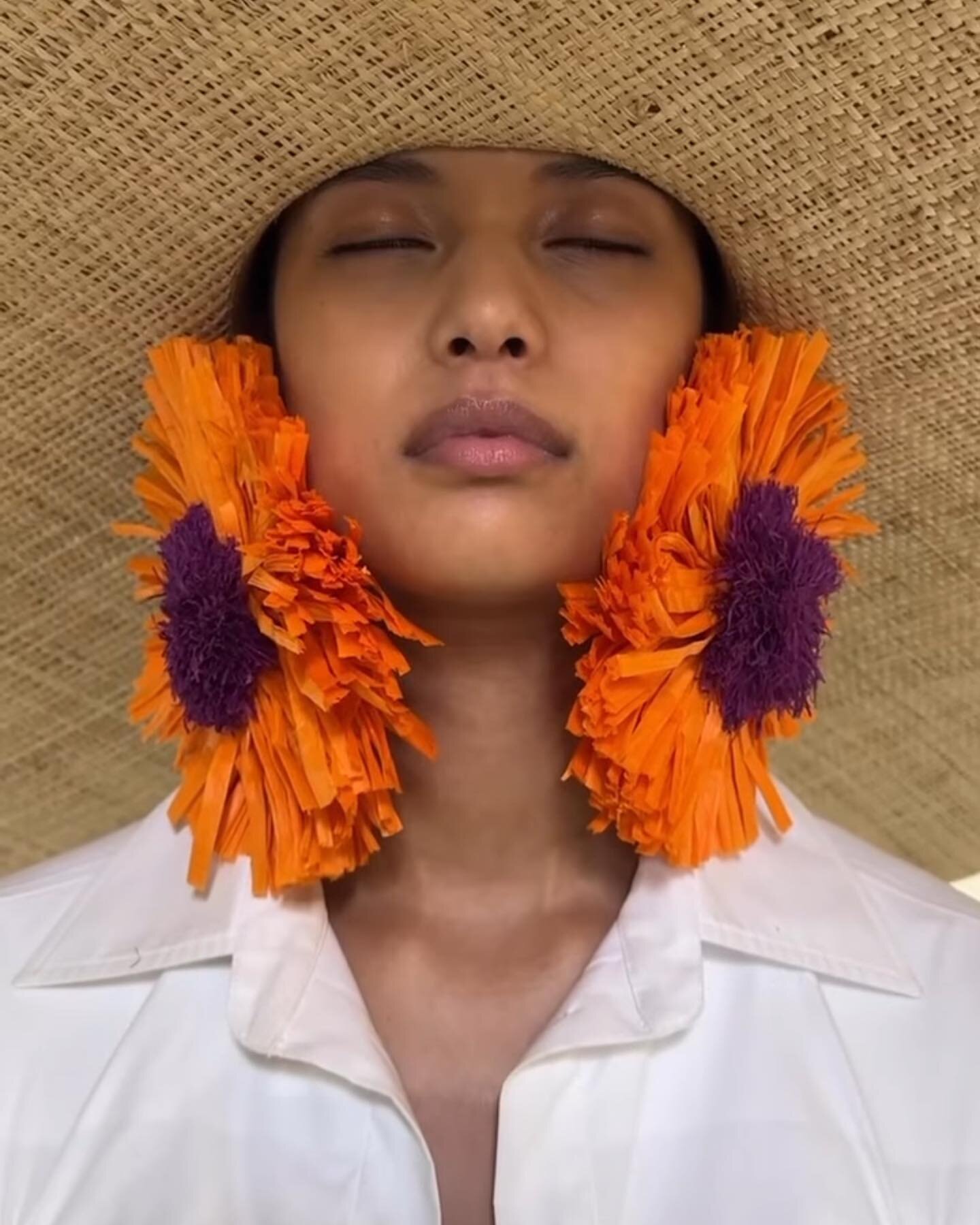 Summer style inspo | 📷 @jacquemus 

#jacquemus #summervibes #summerfashion #summerstyle #statementearrings #statementjewelry #fashioninspo #styleinspo