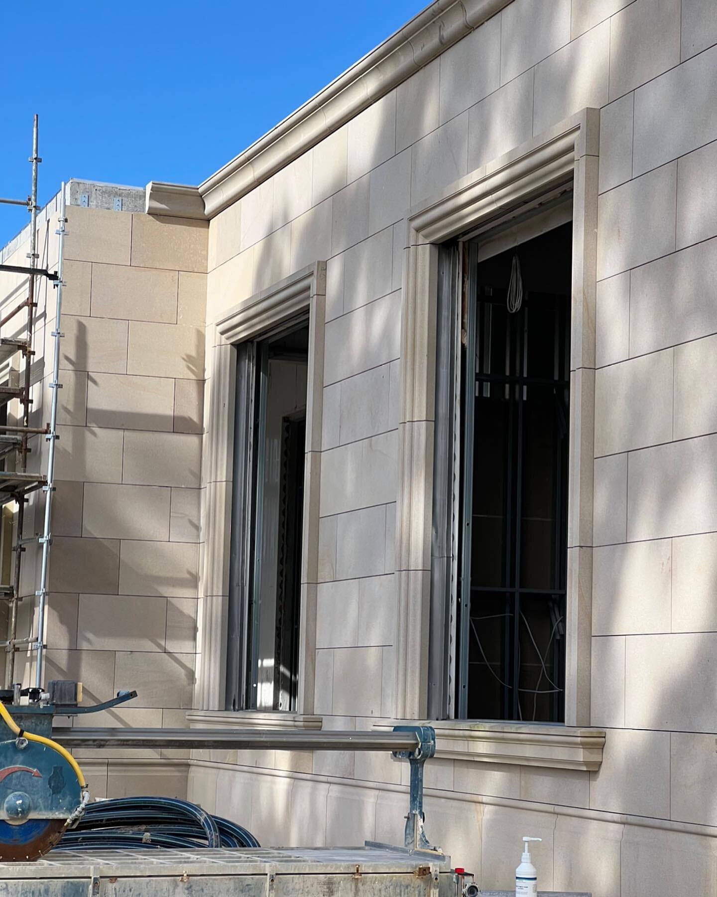 We are often engaged on highly complex luxury projects due to our teams expertise on classical architecture and historic materials. Check out this progress shot of the facade of a local residential home 👌