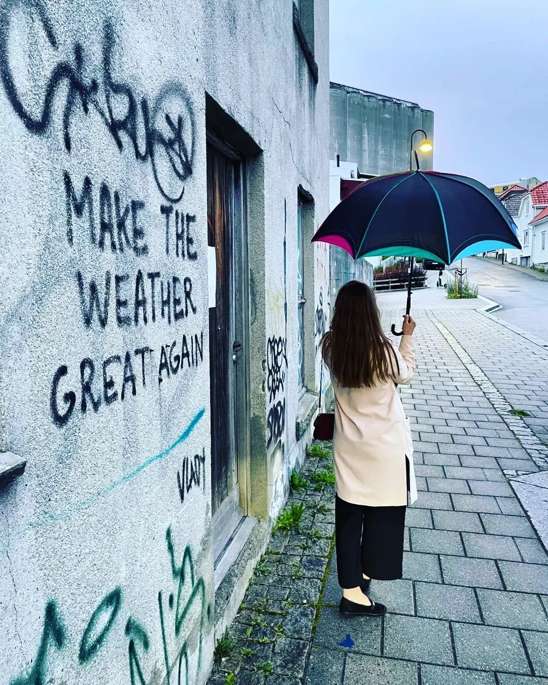 Make the weather great again. Eller: Gi meg en paraply mot livets regn. Gi meg himmelsk dessert og hender over bordet og en sang som str&oslash;mmer ut gjennom h&oslash;yttalerne og f&aring;r demninga i &oslash;yet til &aring; briste.&nbsp;

Gyldne &