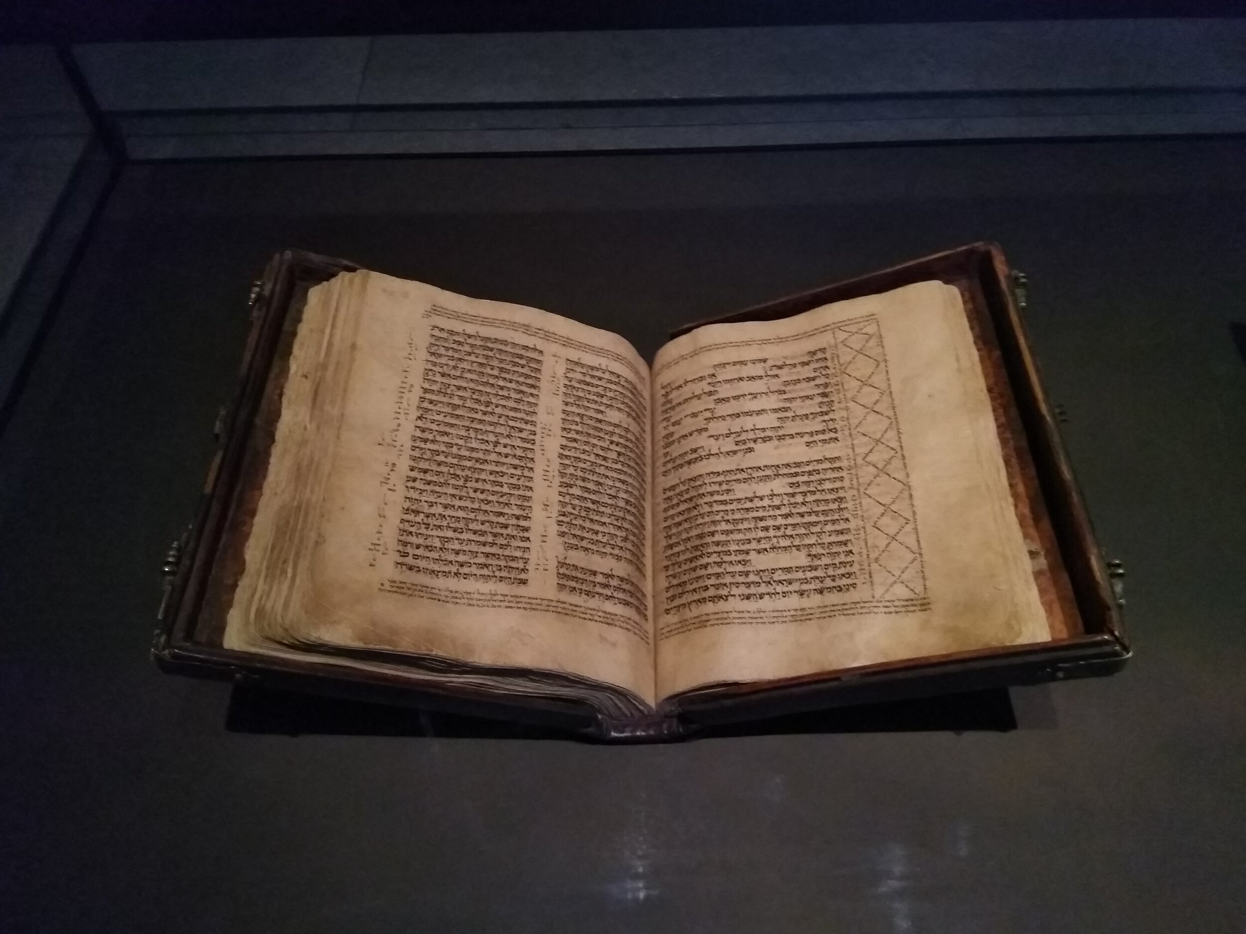 4 Pentateuch First part of the Torah, Yemen, 1498.jpg