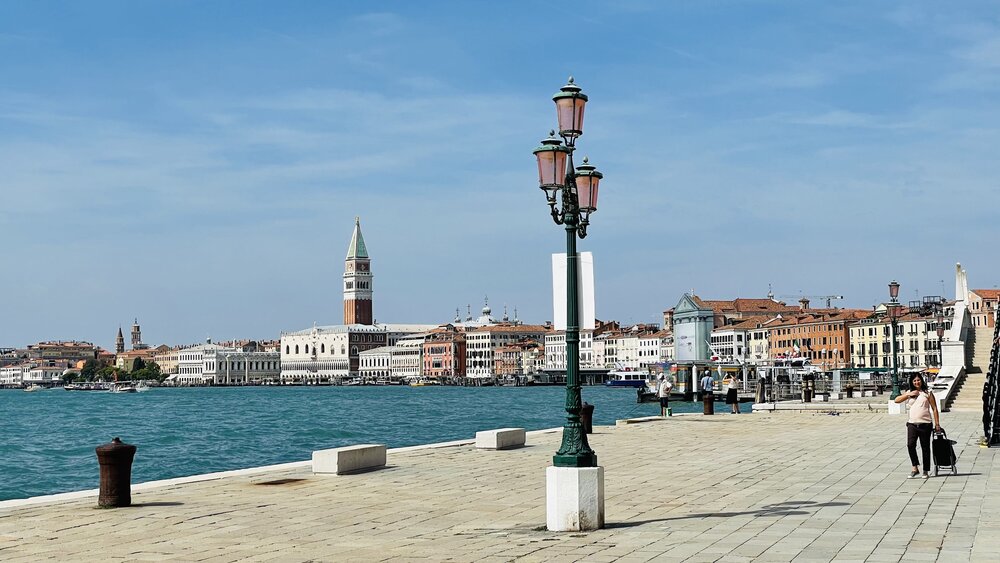 20 Venezia, sullo sfondo Piazza San Marco.jpeg