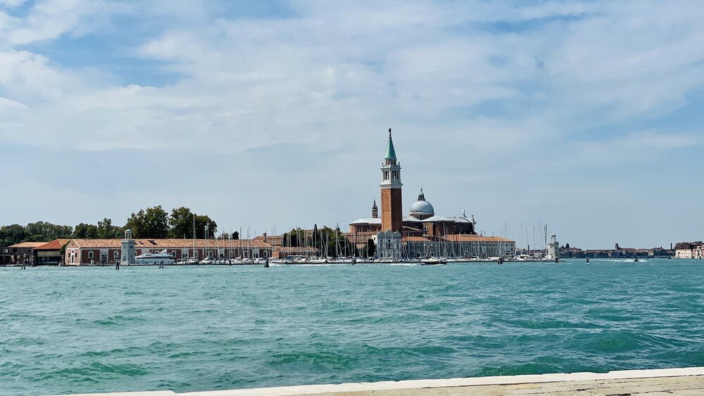 21 Venezia, sullo sfondo Piazza San Marco.jpeg