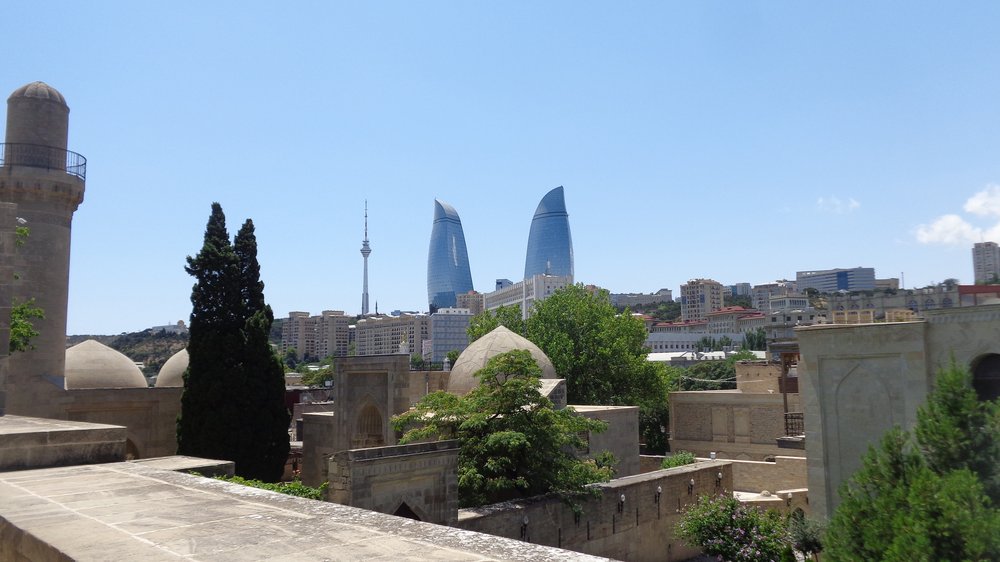 DSC00726 Baku e Flame Towers viste dal Shirvanshahs' Palace.JPG