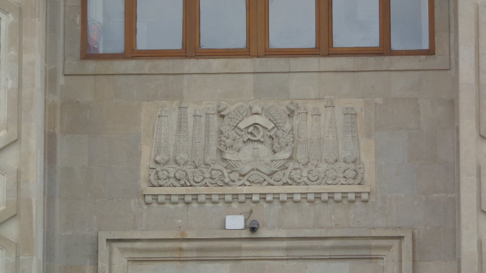 DSC00811 Falce e martello sul Palazzo del governo.JPG