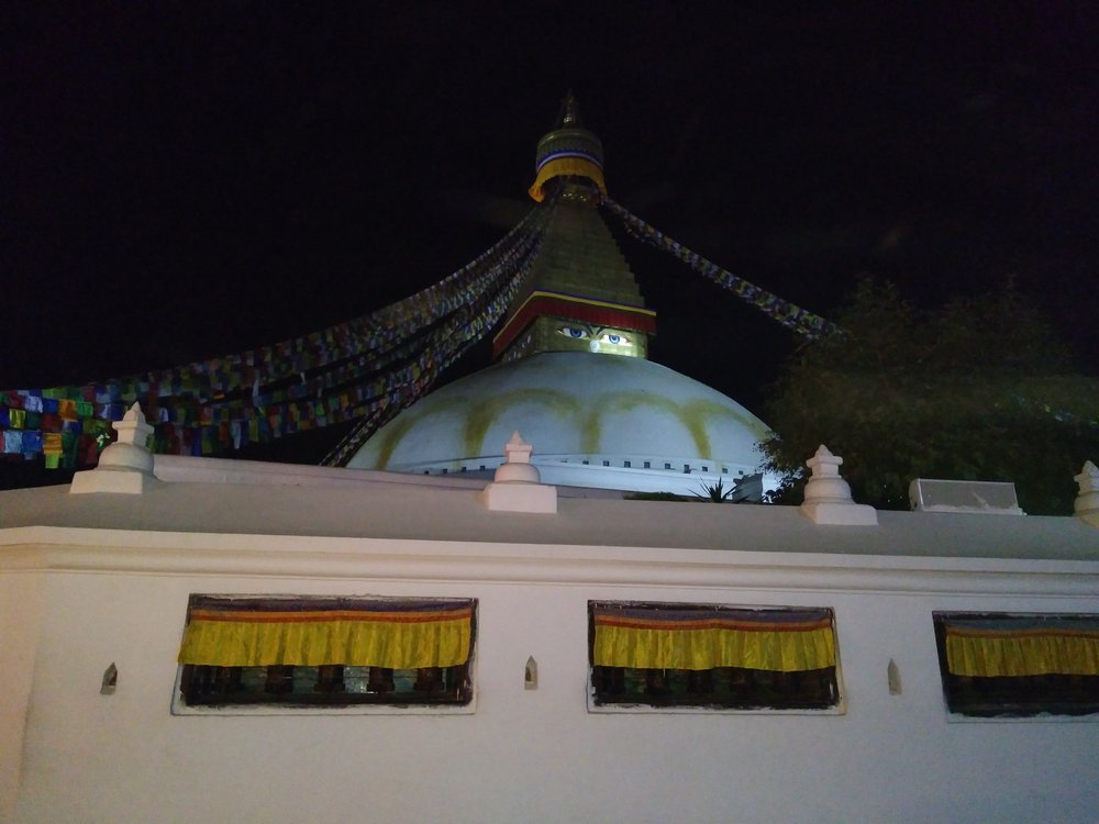 IMG_20171211_200005 The Great Boudha Stupa di notte.jpg