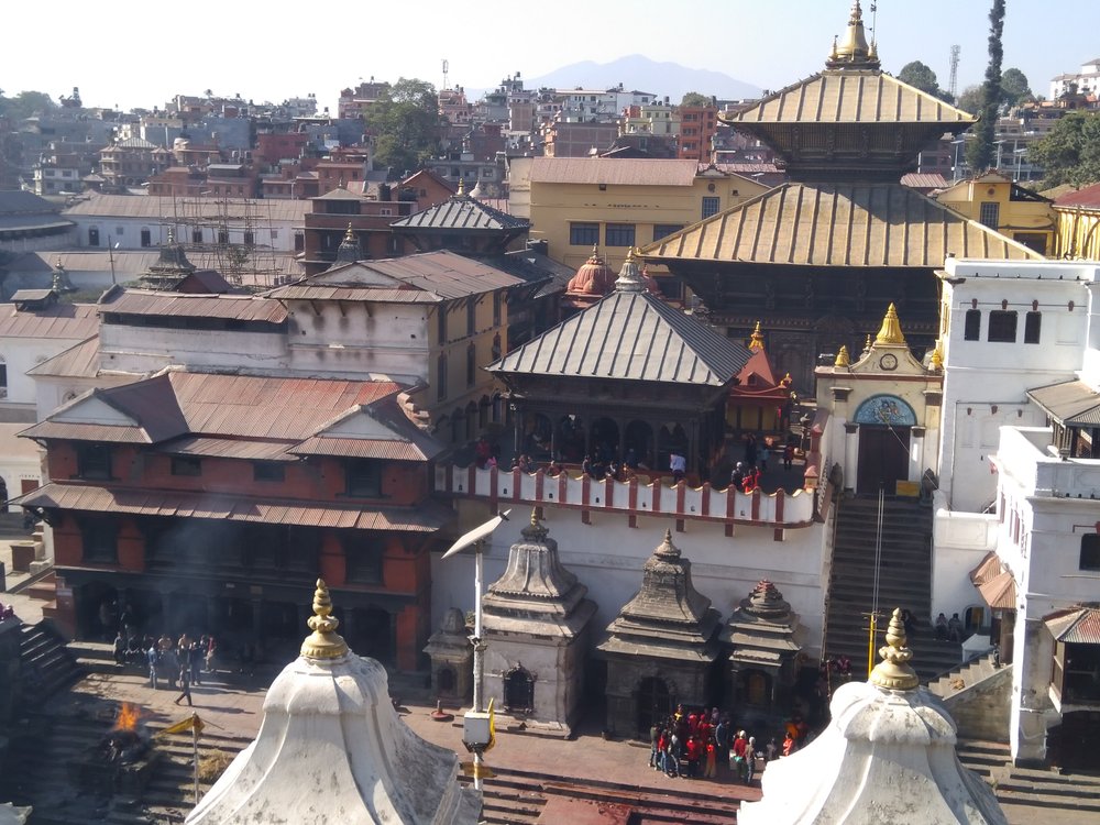 IMG_20171209_141026 Preprazione del corpo per la pira funeraria nel Pashupatinath Temple, Kathmandu.jpg