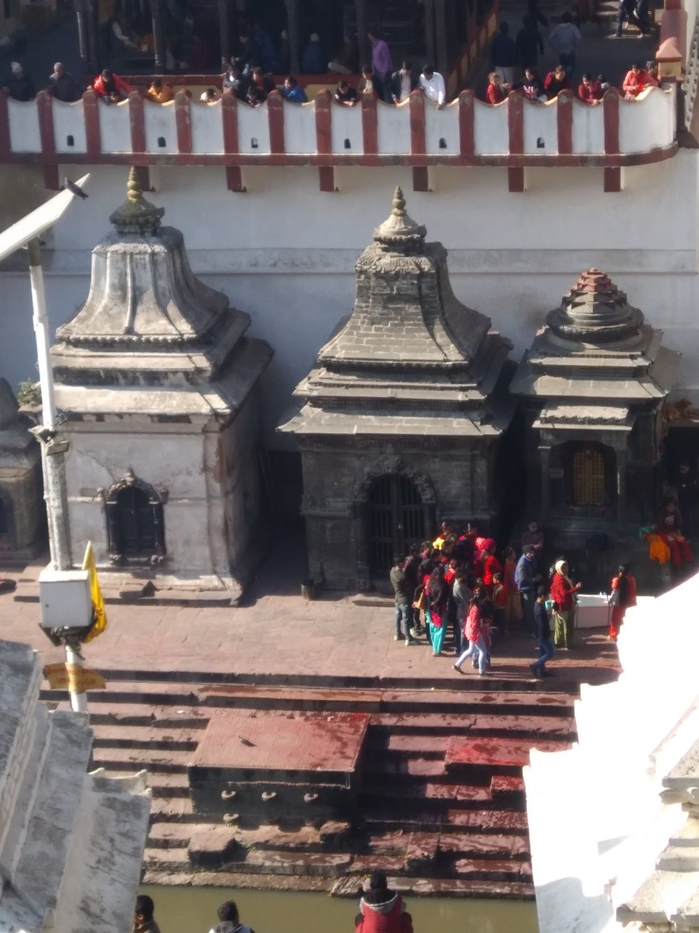 IMG_20171209_141151 Preparazione pira funeraria al Pashupatinath Temple, Kathmandu.jpg