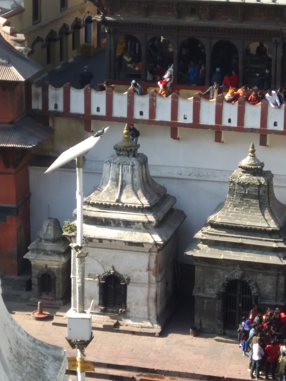 IMG_20171209_141914 Preprazione del corpo per la pira funeraria nel Pashupatinath Temple, Kathmandu.jpg