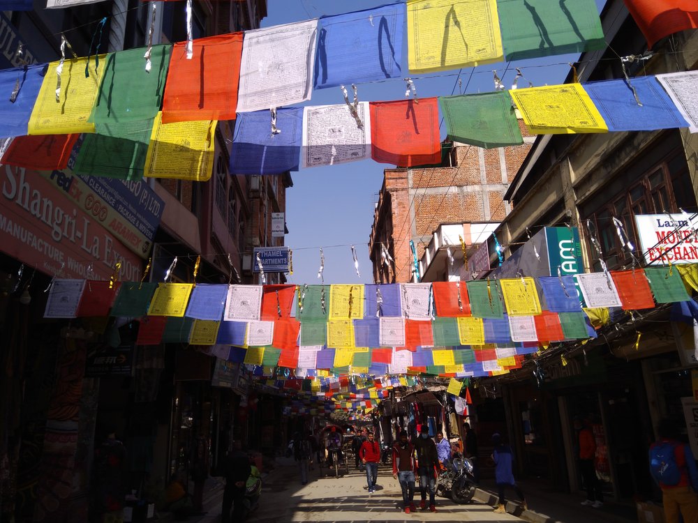 IMG_20171211_121737 Bandiere tibetane a Thamel Kathmandu.jpg