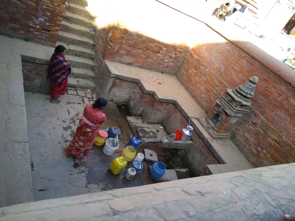 IMG_20171210_142205 Raccolta acqua potabile in Bhaktapur, Kathmandu.jpg