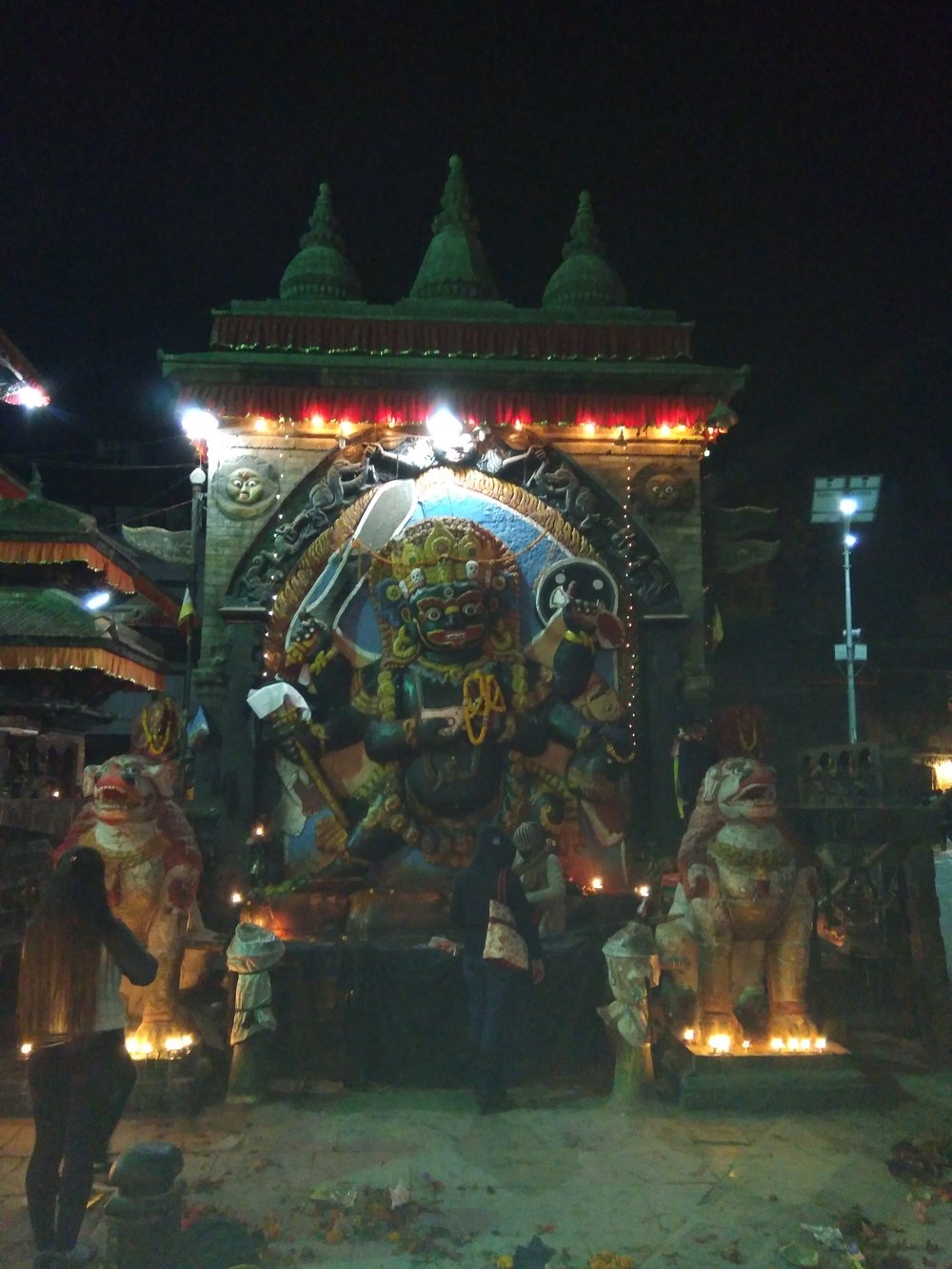 IMG_20171212_184205 Tempio Hindu in Durbar Square di notte, Kathmandu.jpg